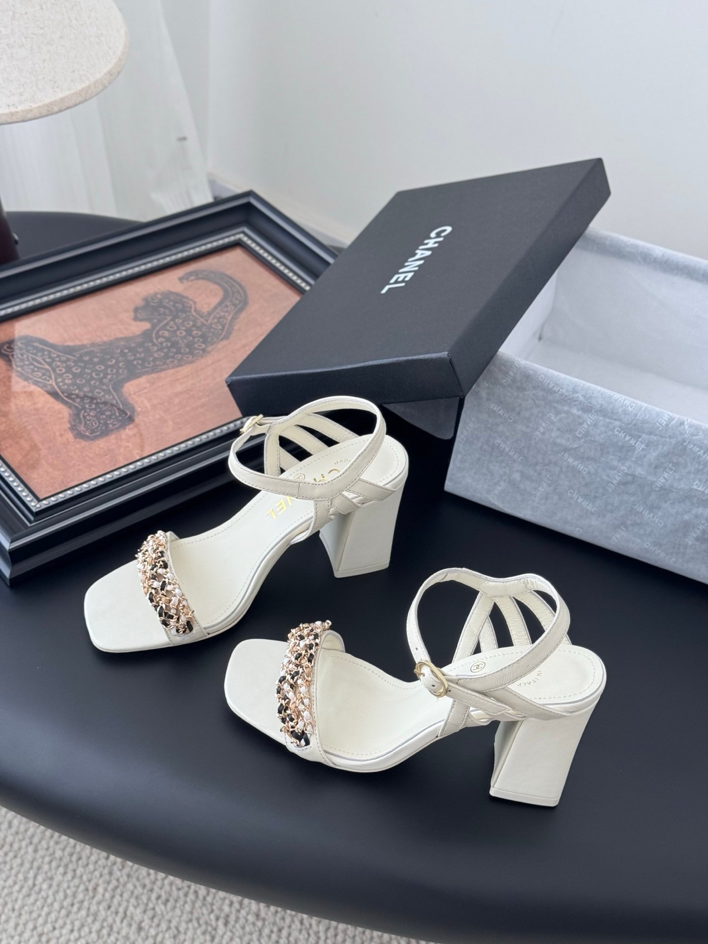 CHANEL Woman - Image 6