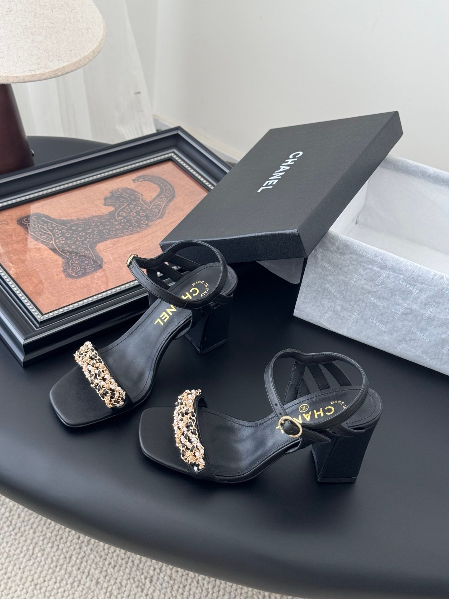 CHANEL Woman - Image 6