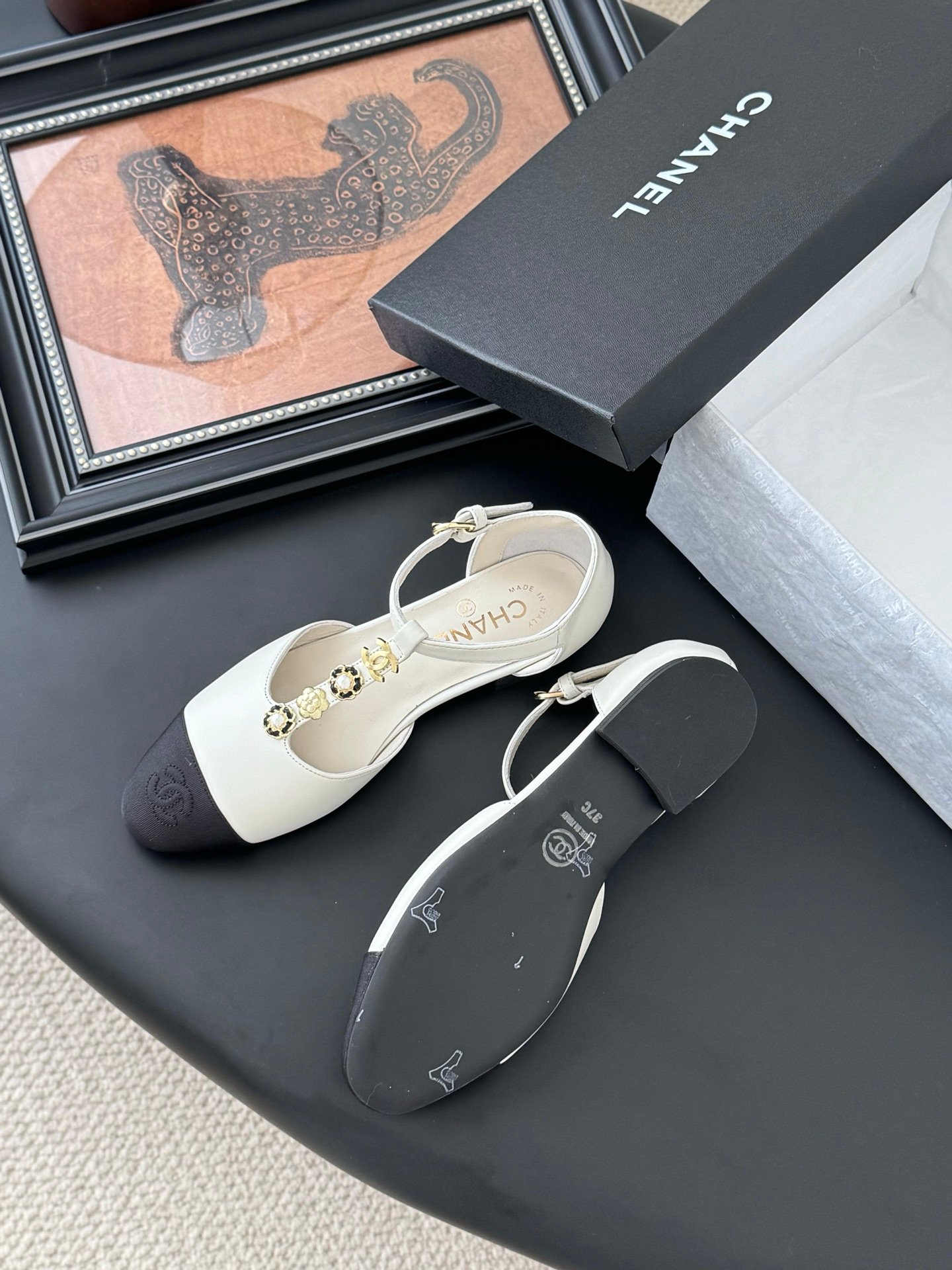 CHANEL Woman - Image 6