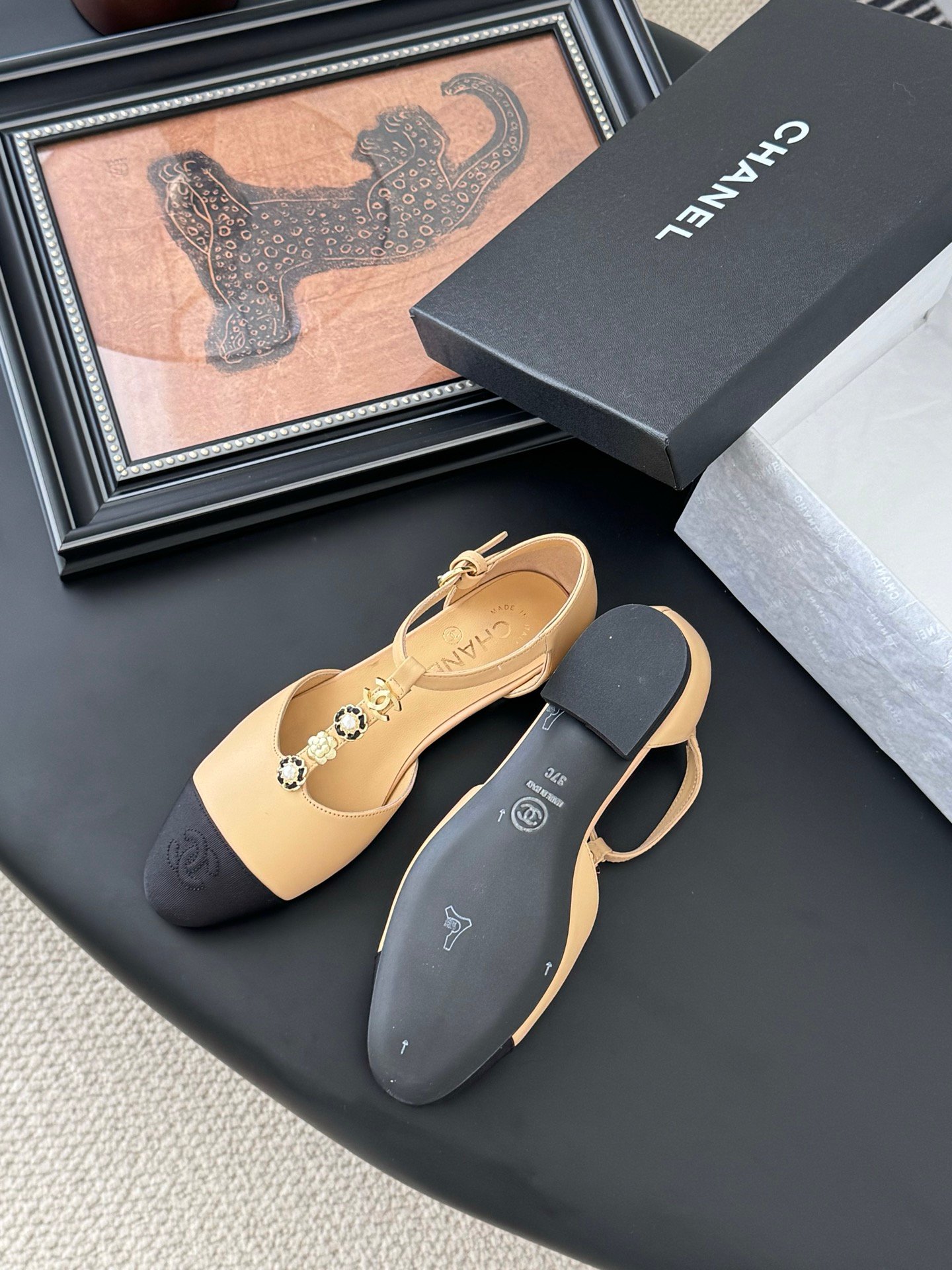 CHANEL Woman - Image 6