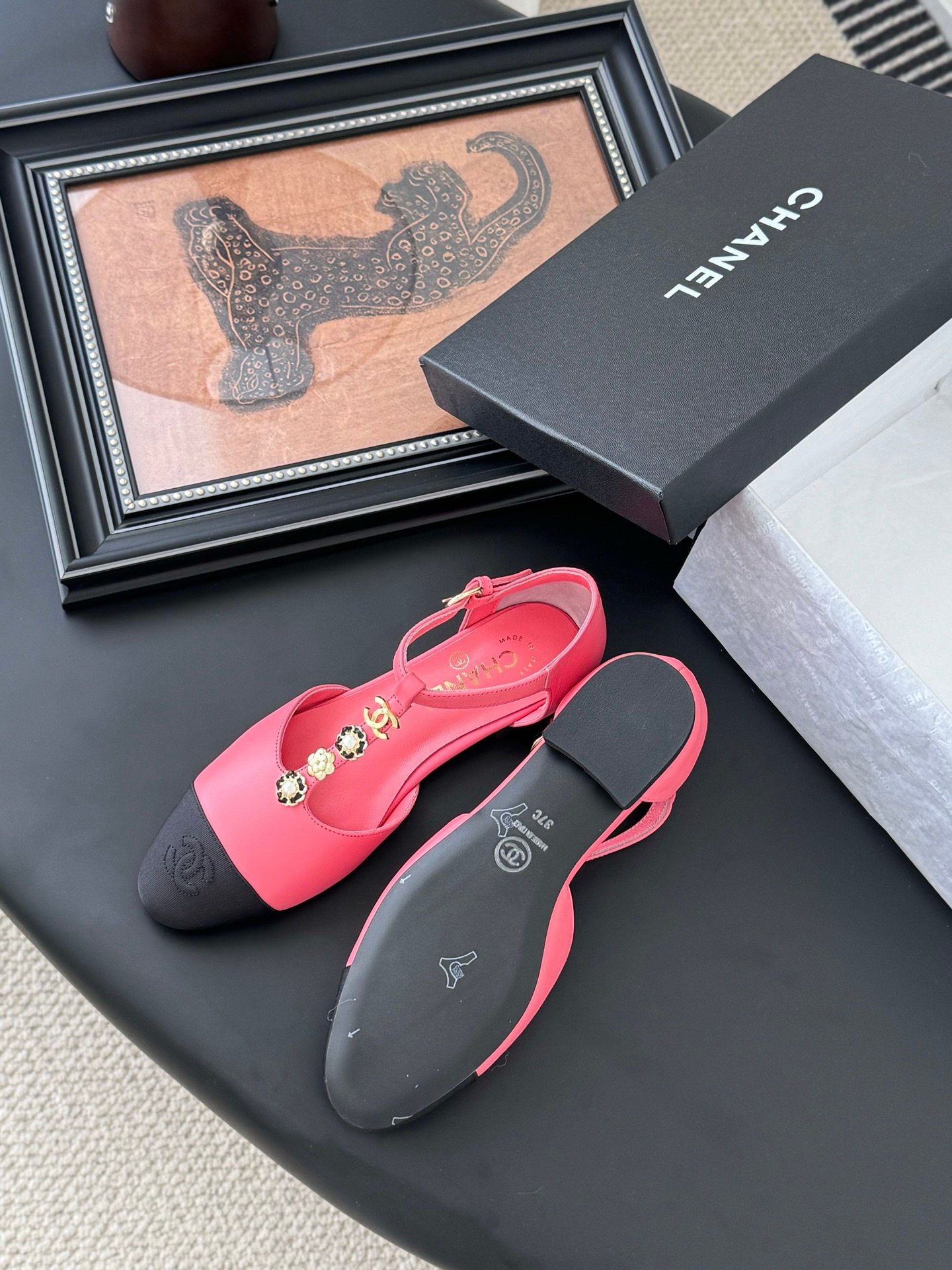 CHANEL Woman - Image 6