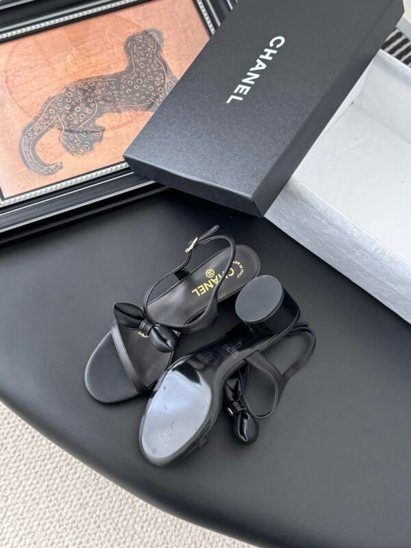 CHANEL Woman - Image 6