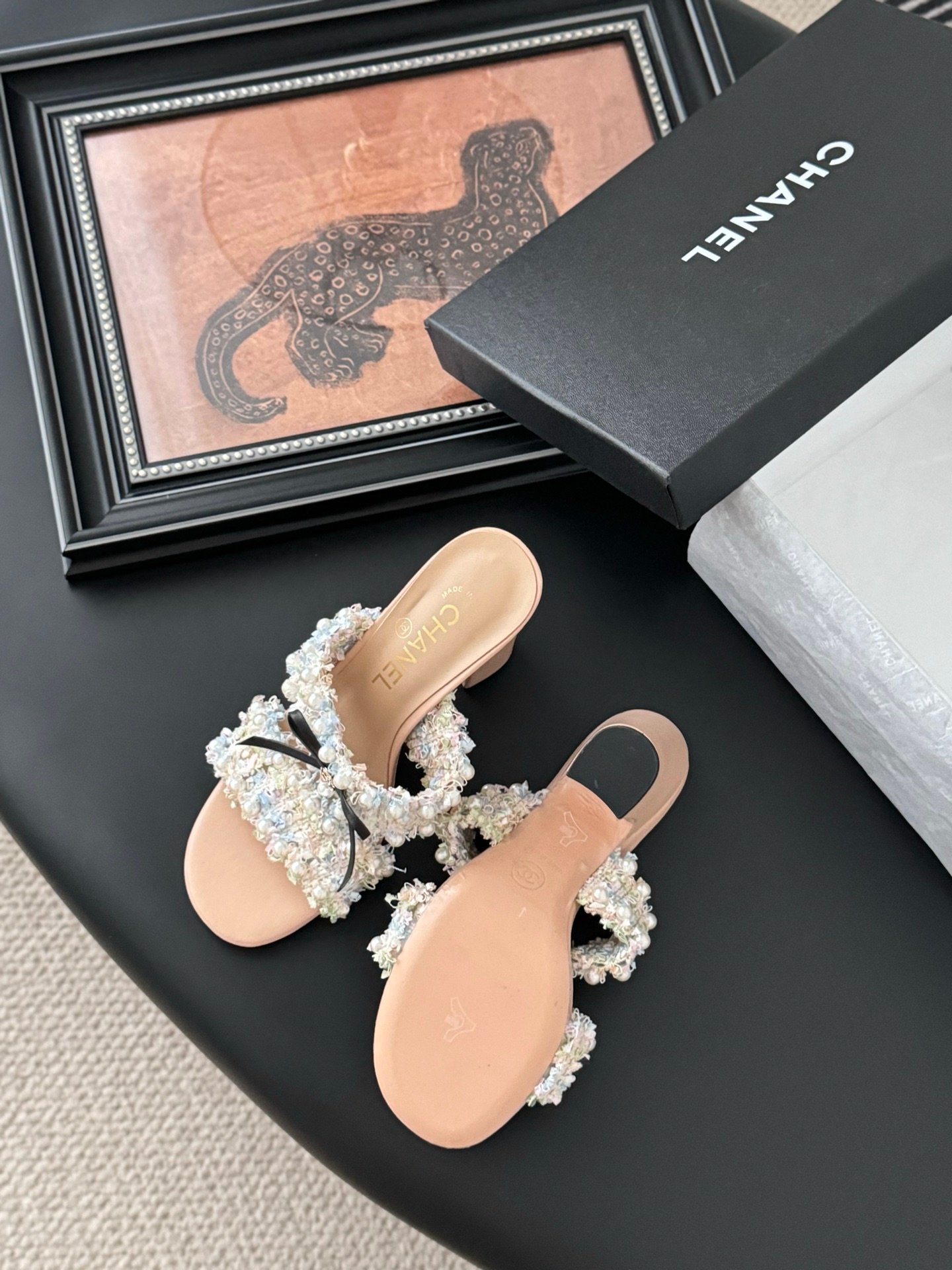 CHANEL Woman - Image 6