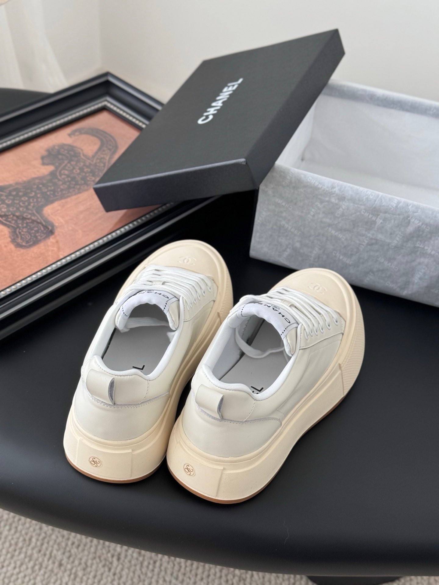 CHANEL Woman - Image 6