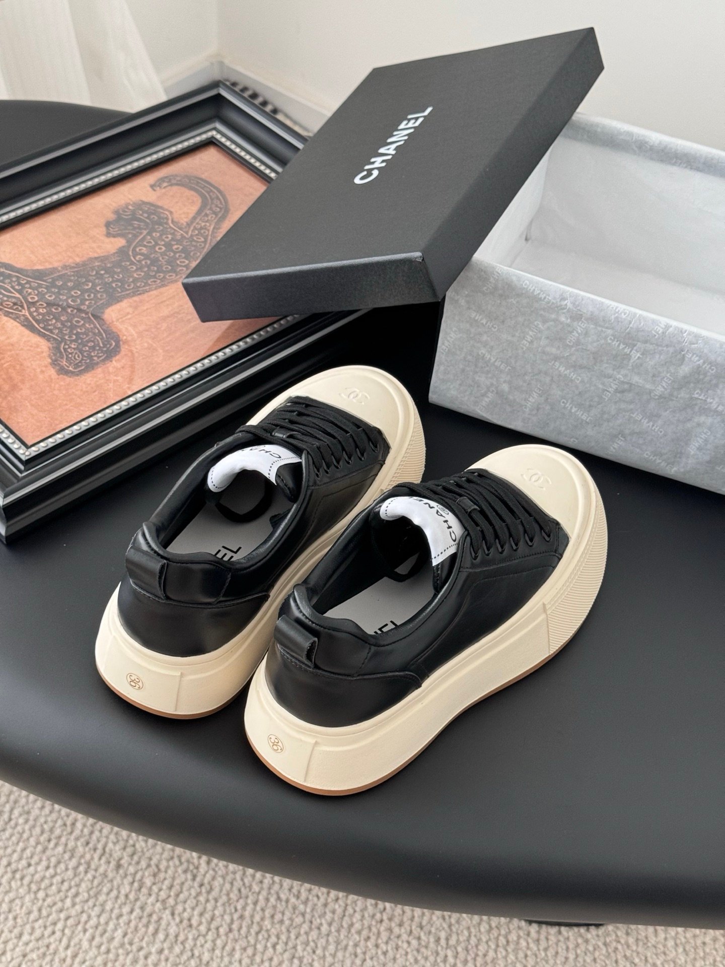 CHANEL Woman - Image 6