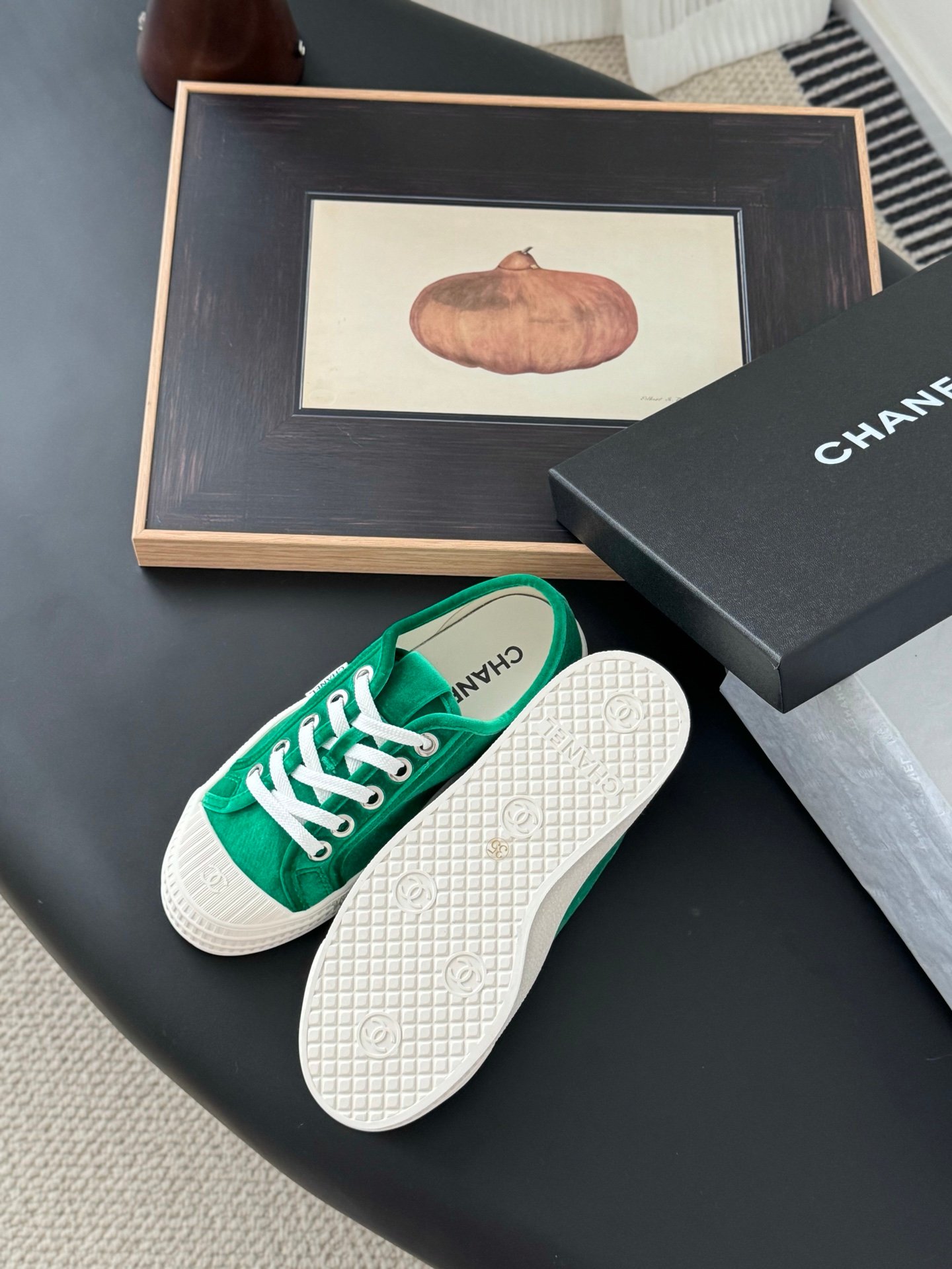 CHANEL Woman - Image 6