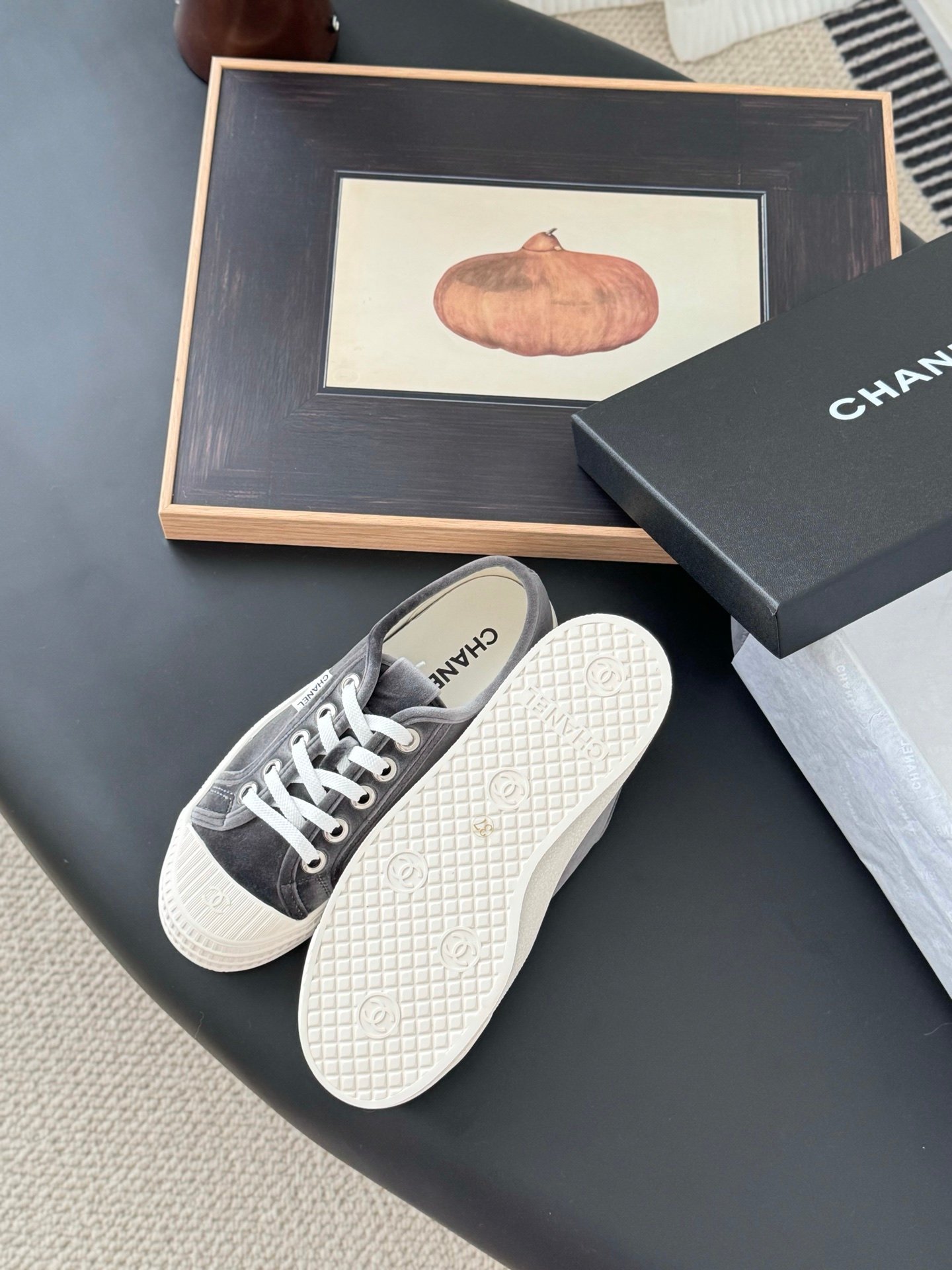 CHANEL Woman - Image 6