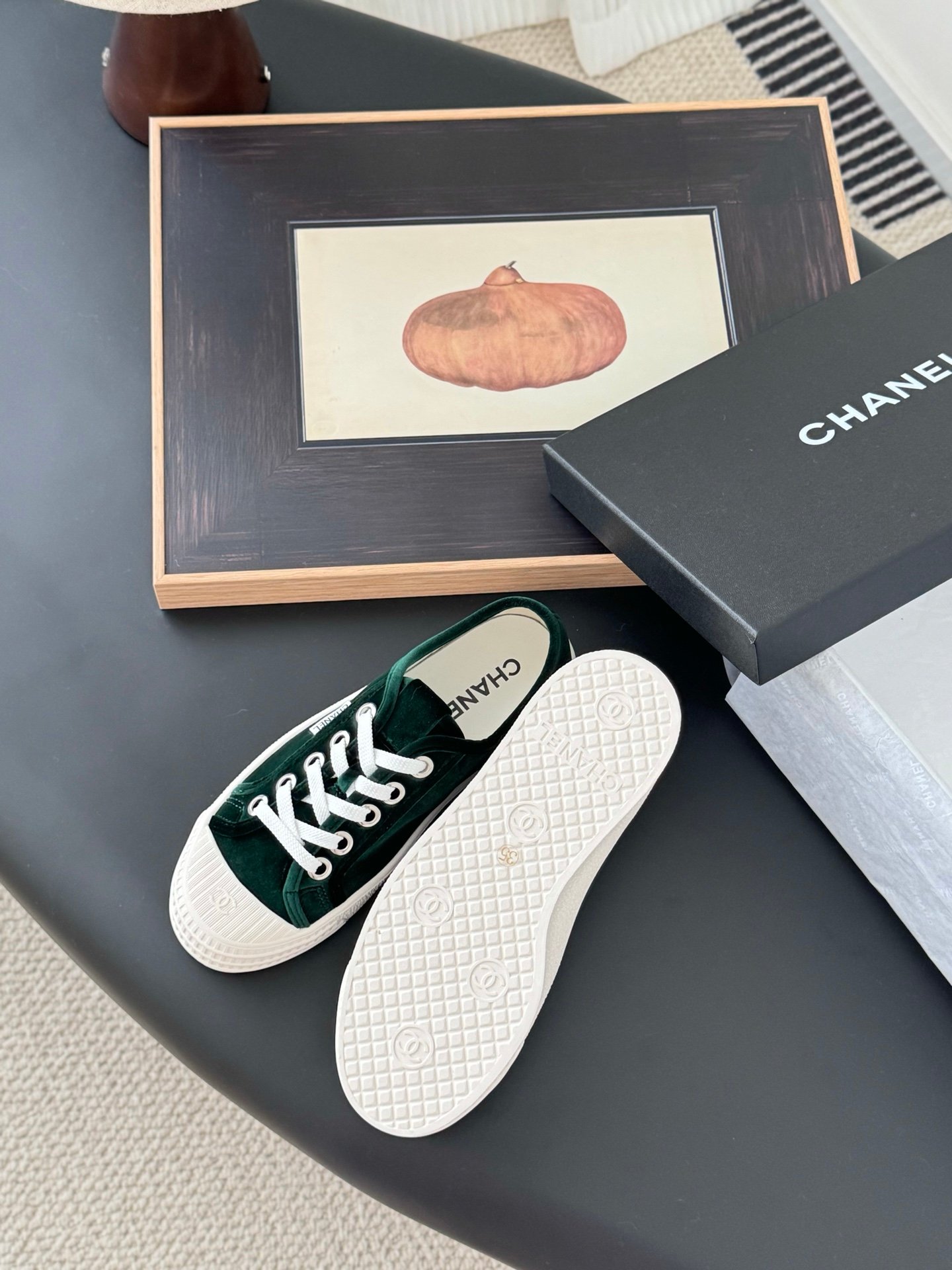 CHANEL Woman - Image 6