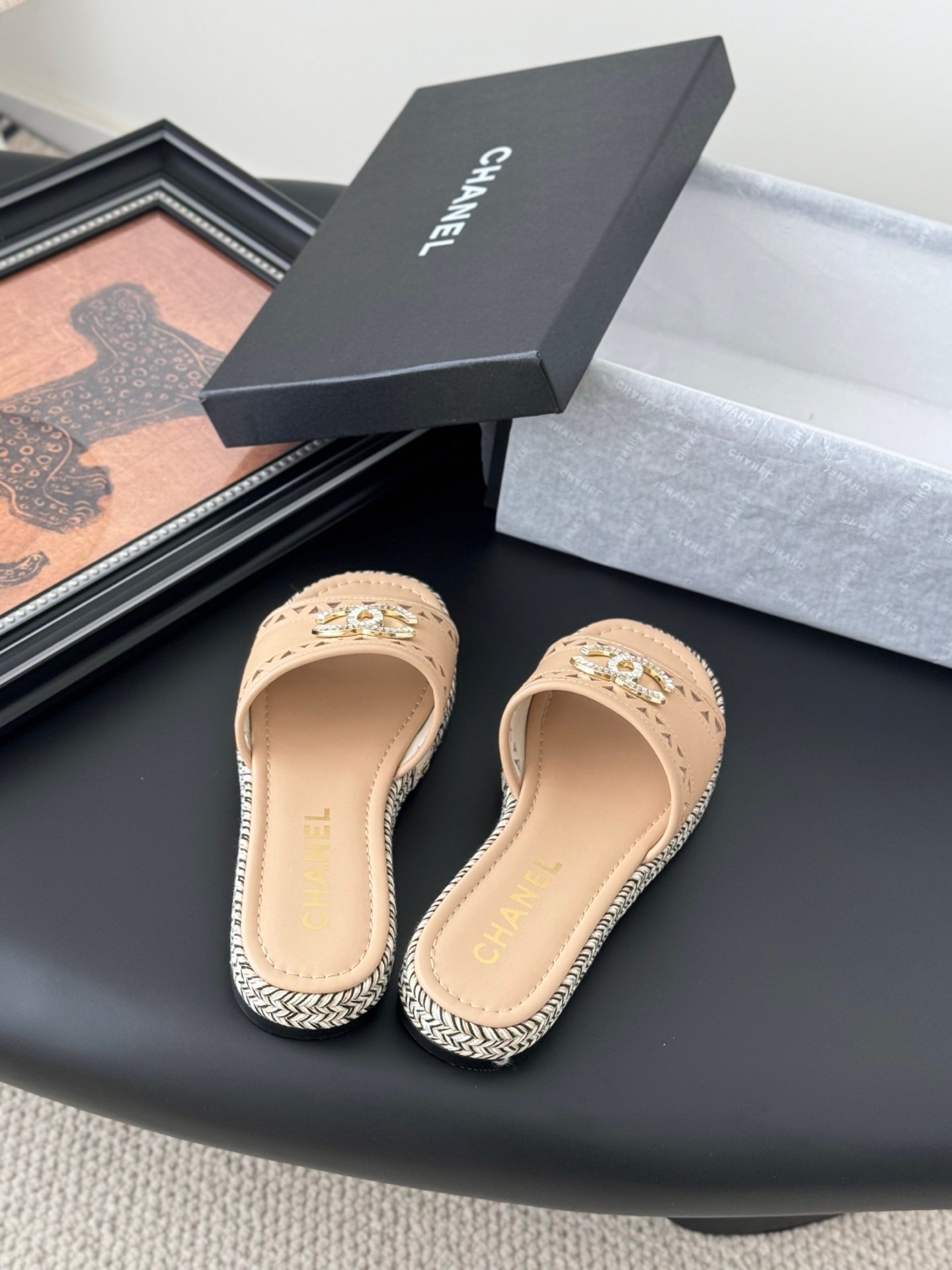 CHANEL Woman - Image 6