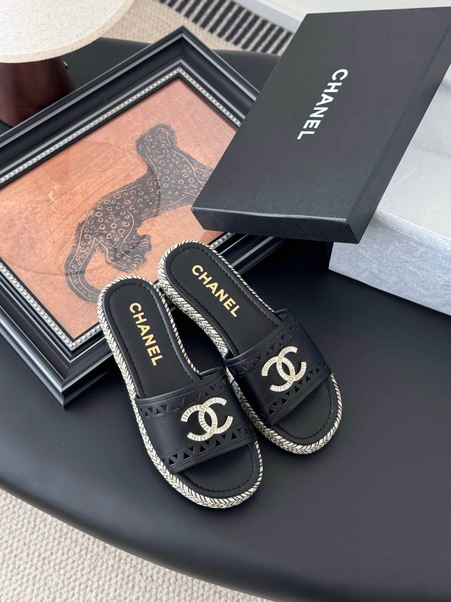 CHANEL Woman - Image 6