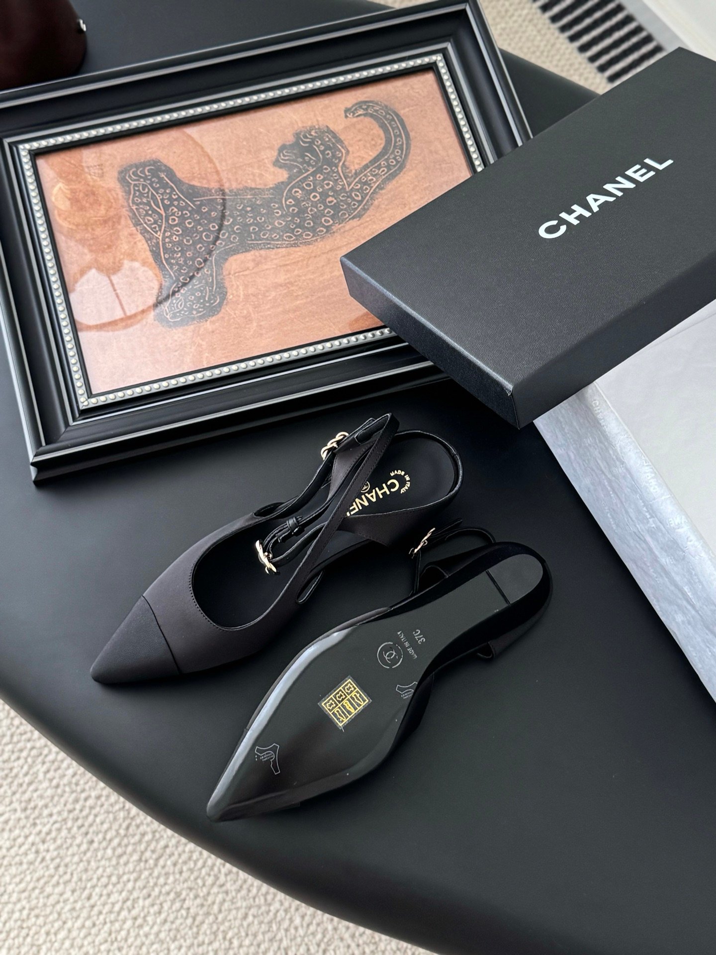 CHANEL Woman - Image 6