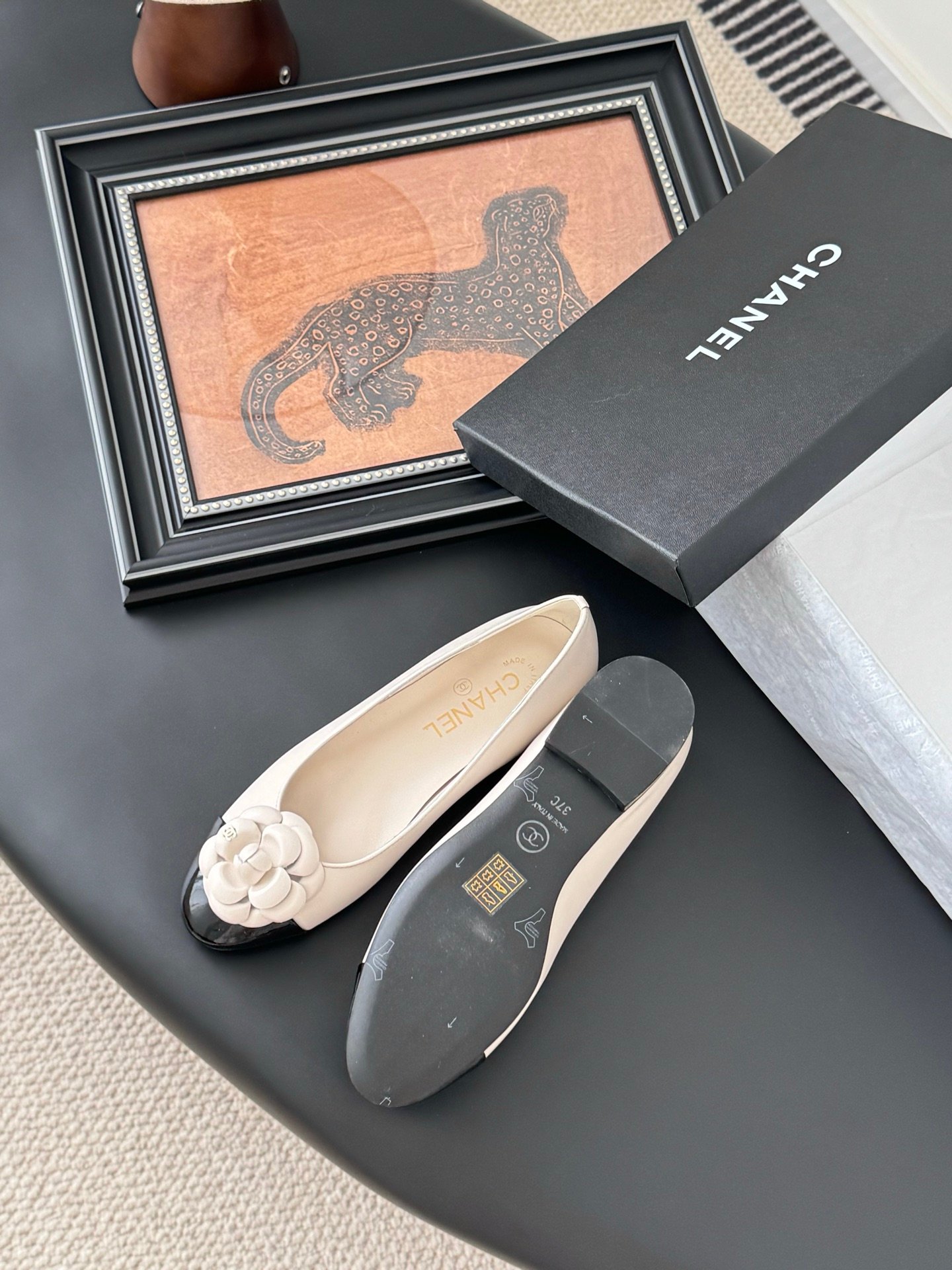 CHANEL Woman - Image 4