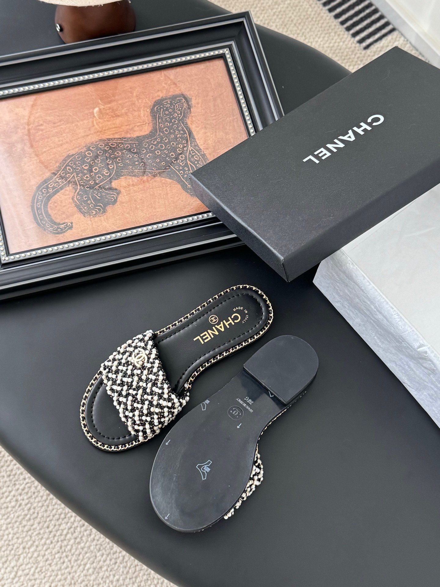 CHANEL Woman - Image 4