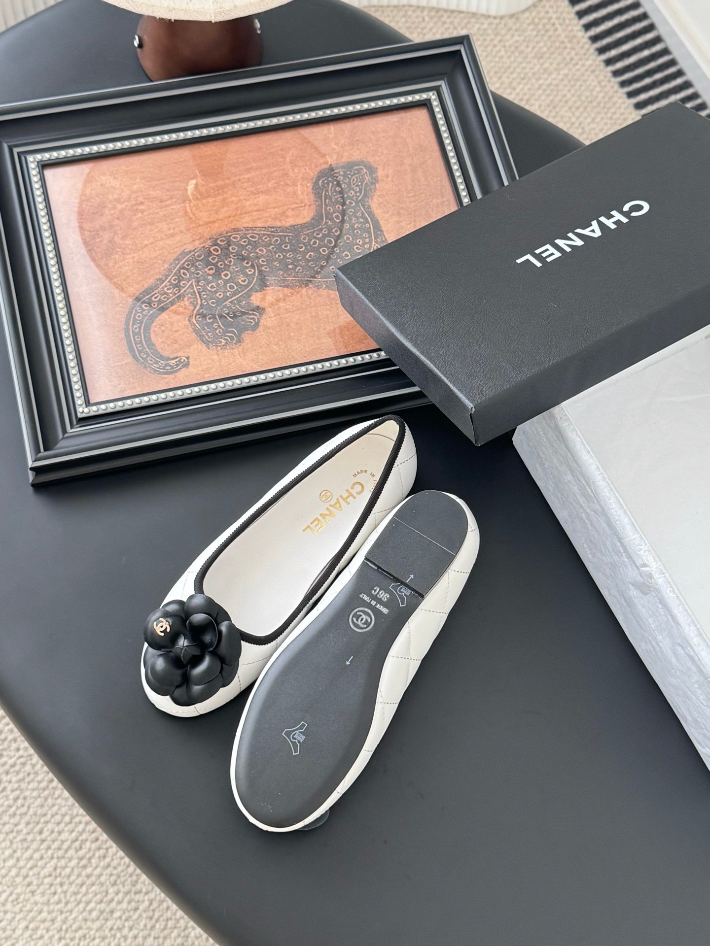 CHANEL Woman - Image 6