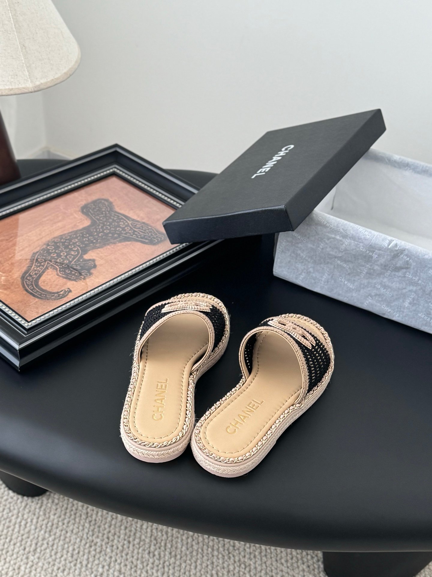 CHANEL Woman - Image 6