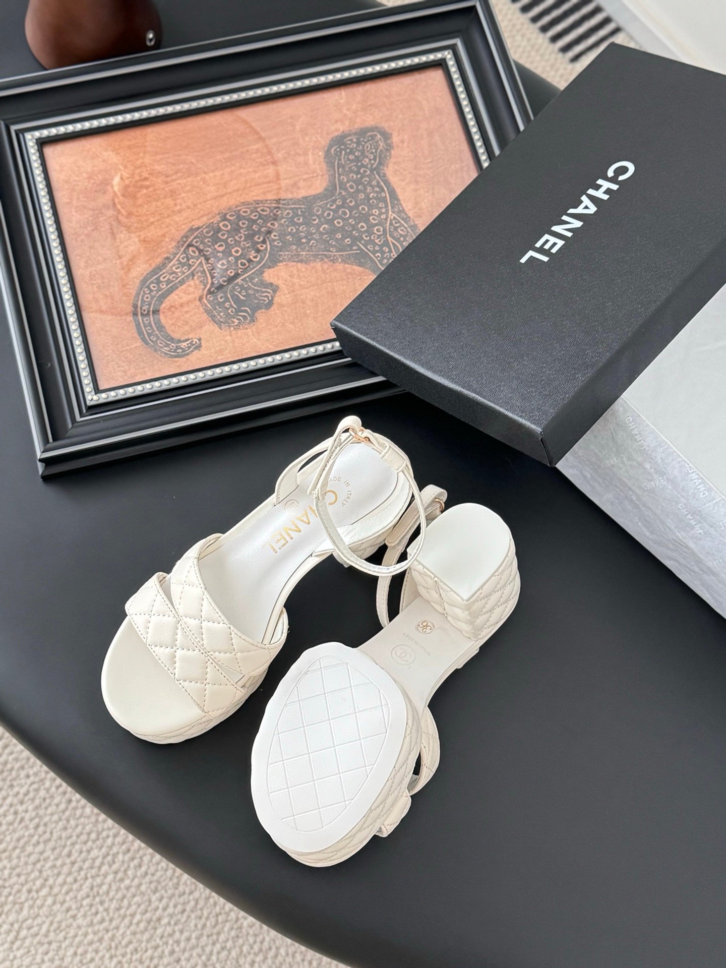 CHANEL Woman - Image 6