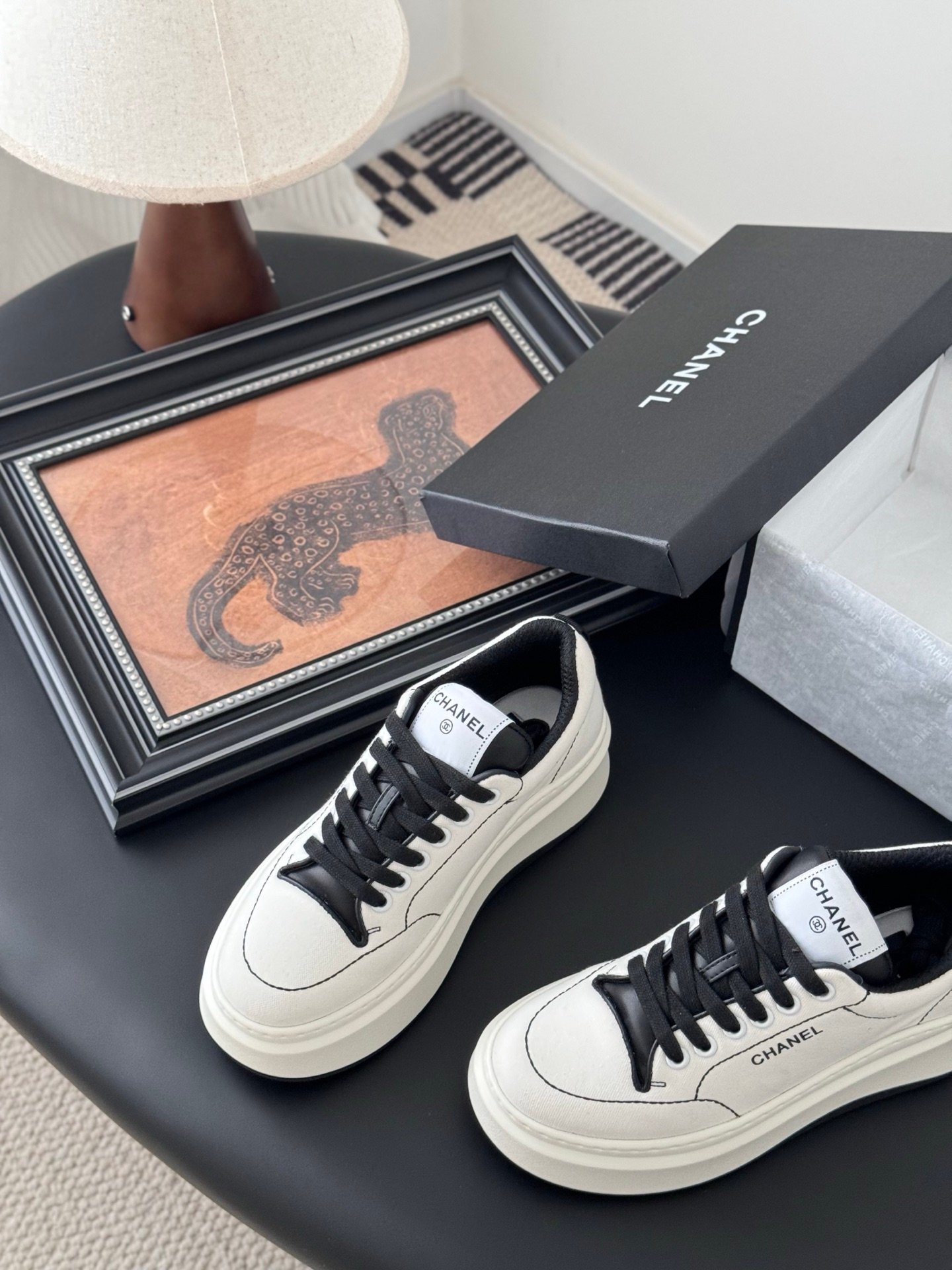 CHANEL Woman - Image 6