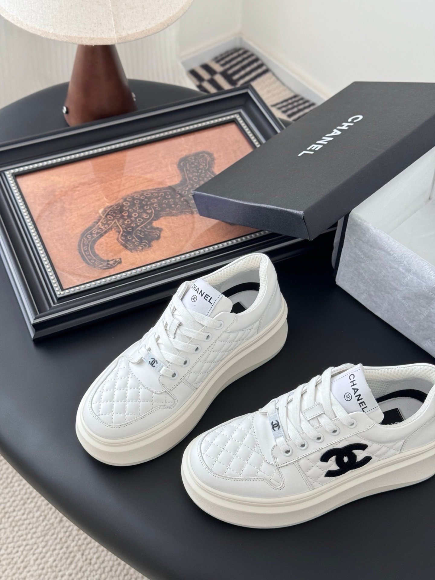 CHANEL Woman - Image 6