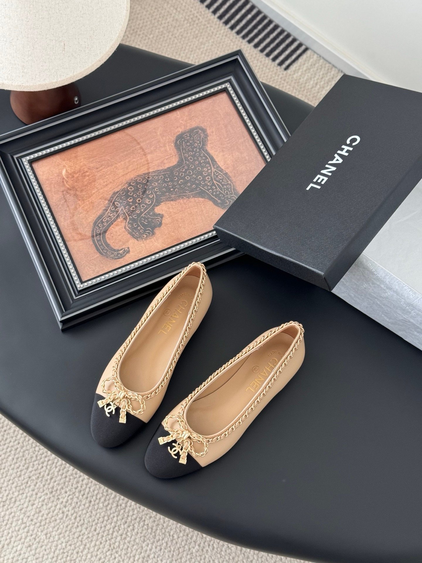 CHANEL Woman - Image 6