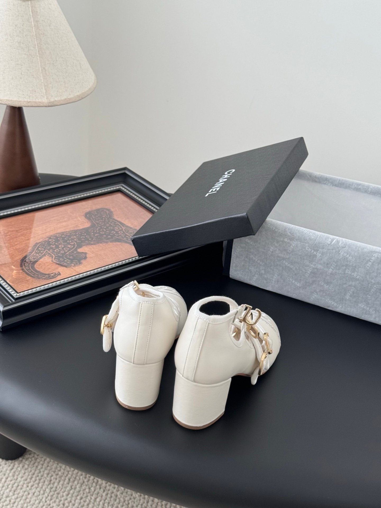 CHANEL Woman - Image 6