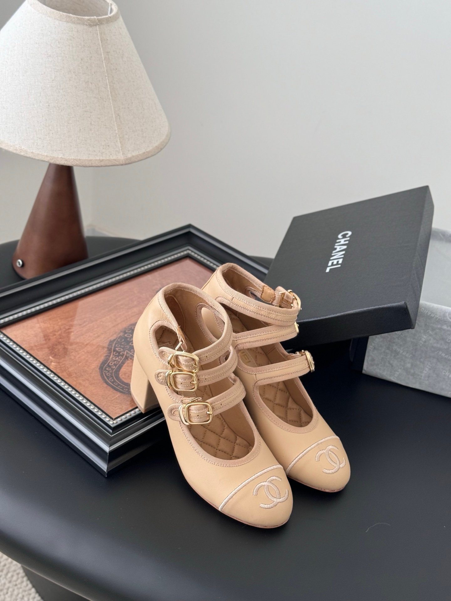 CHANEL Woman - Image 6