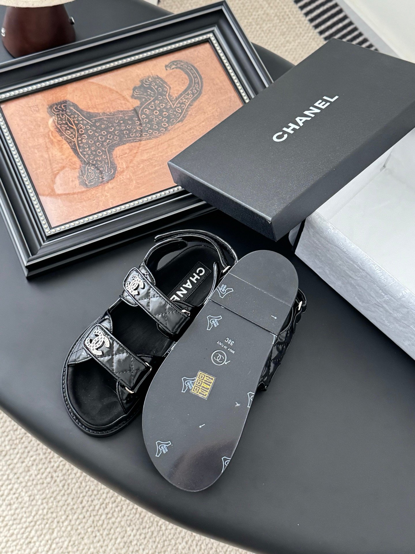 CHANEL Woman - Image 6