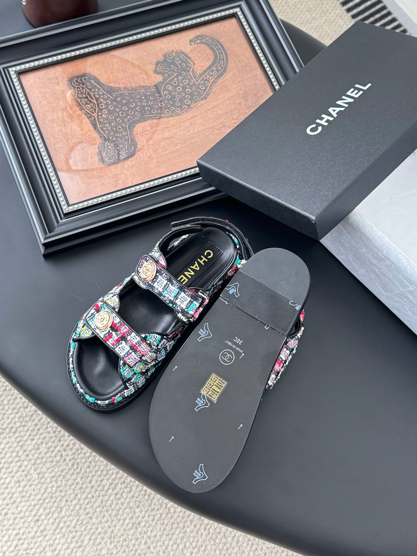 CHANEL Woman - Image 6