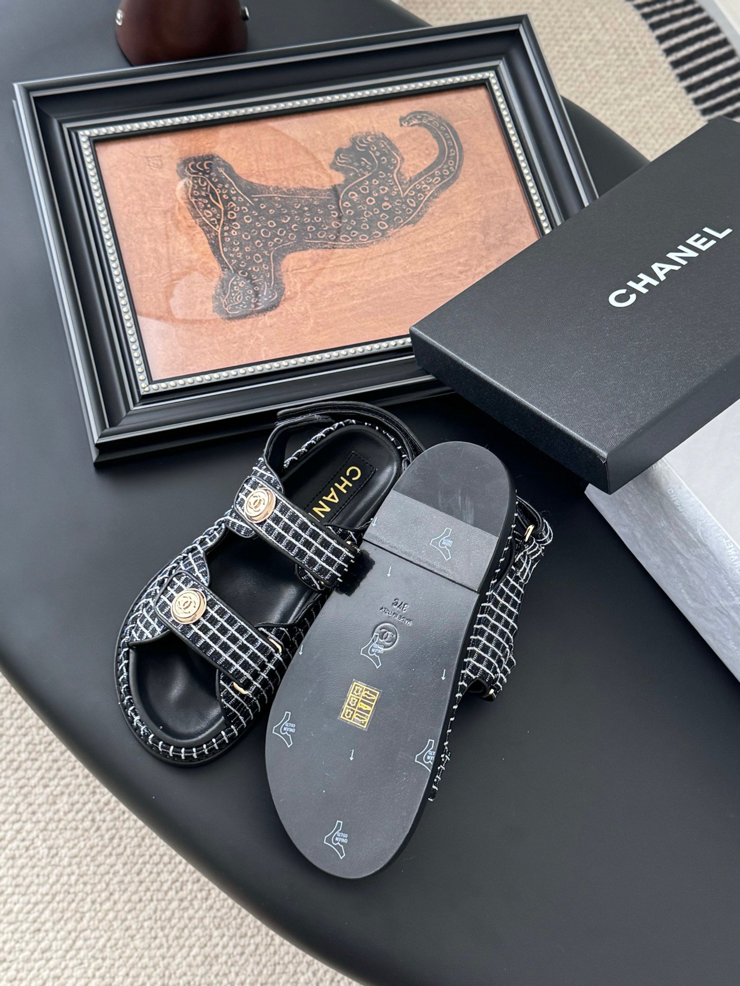 CHANEL Woman - Image 6