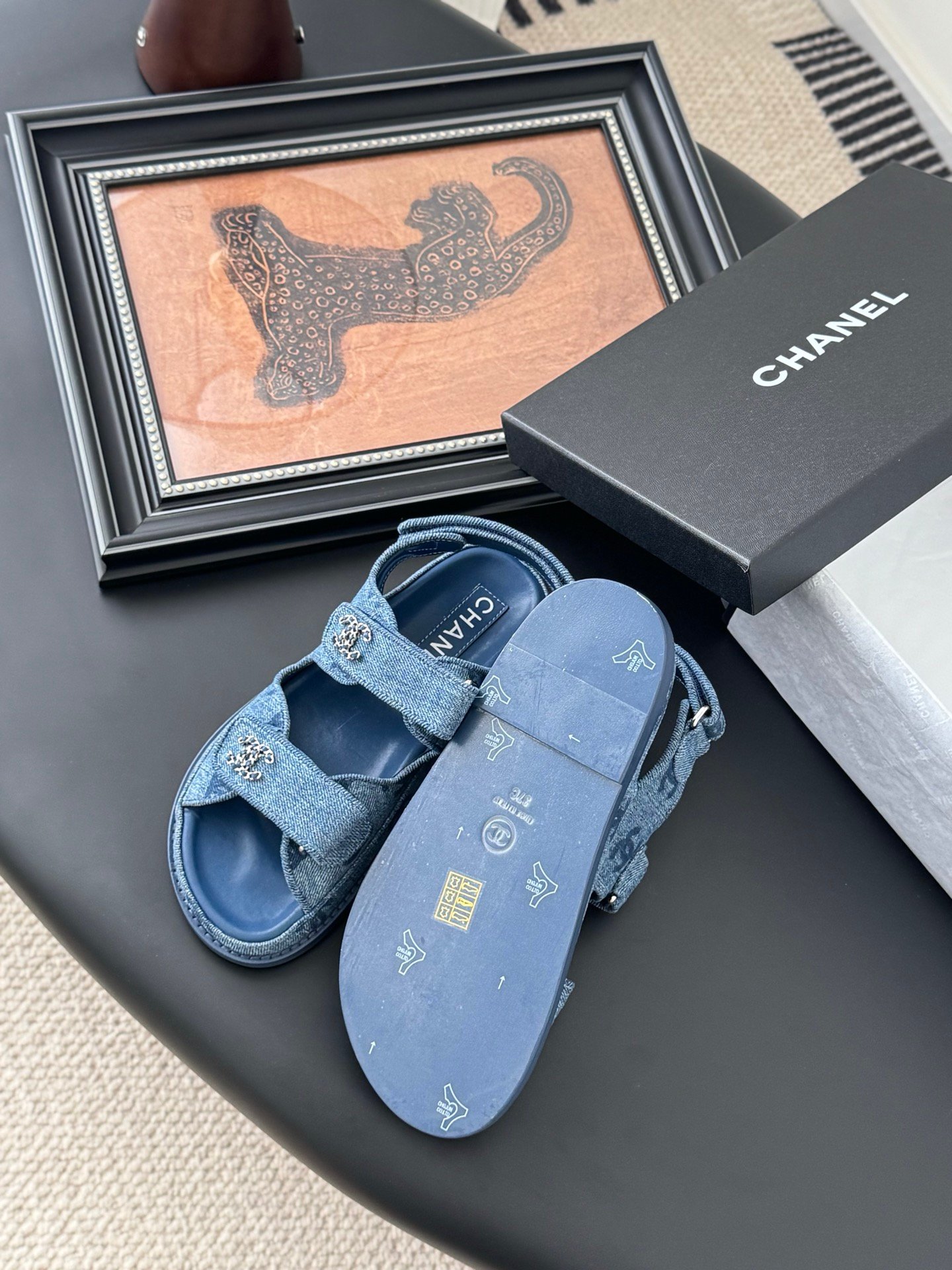 CHANEL Woman - Image 6