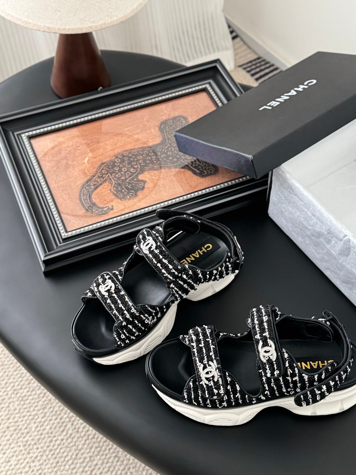 CHANEL Woman - Image 6