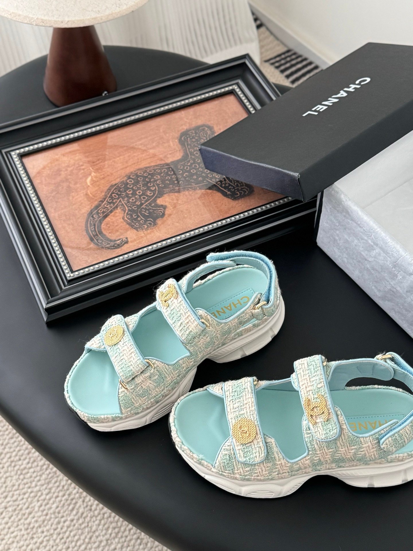 CHANEL Woman - Image 6