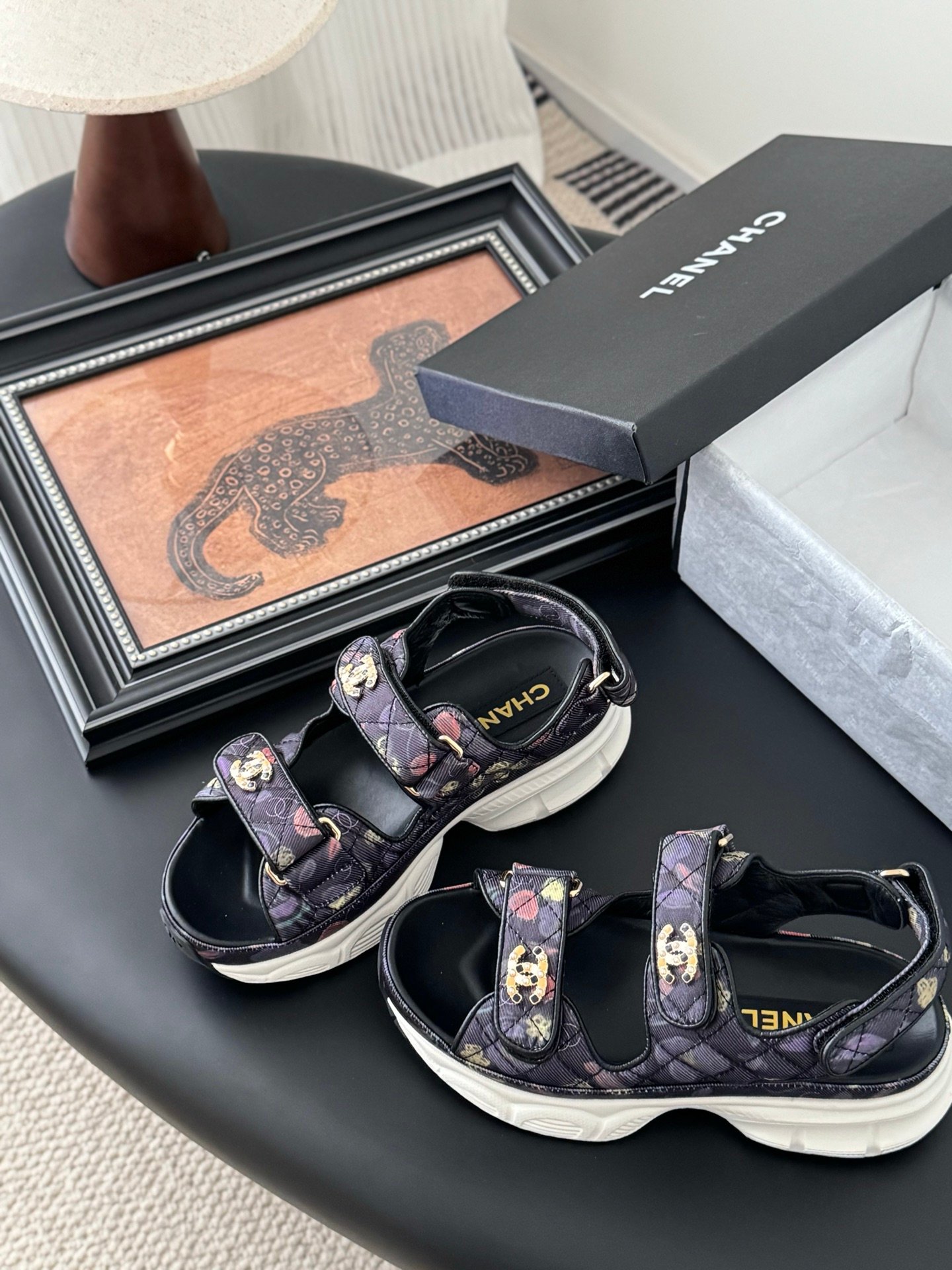 CHANEL Woman - Image 6