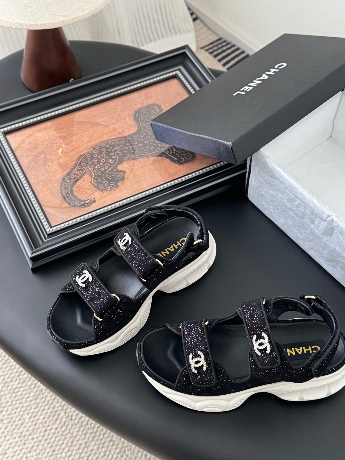 CHANEL Woman - Image 6