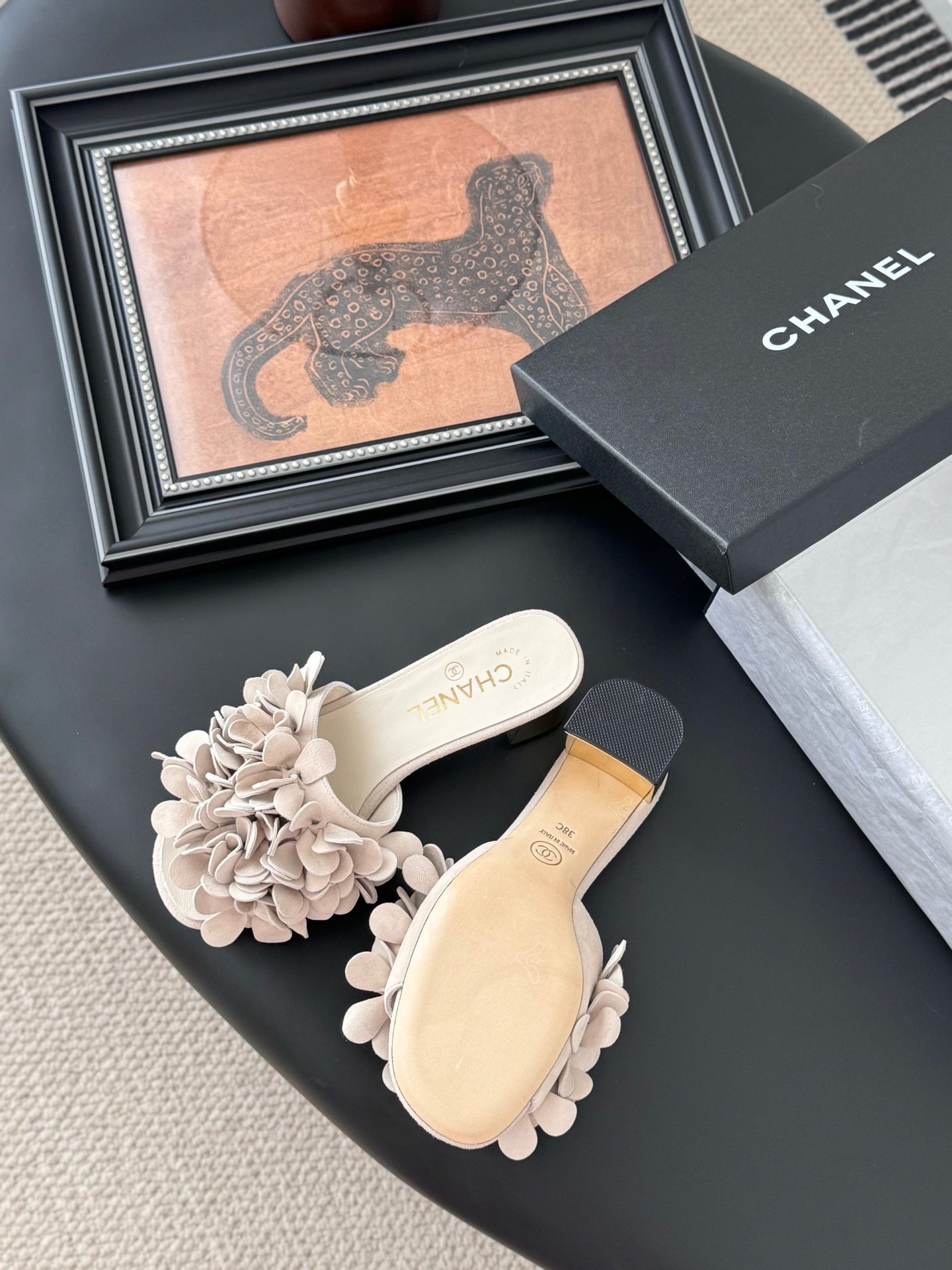 CHANEL Woman - Image 6