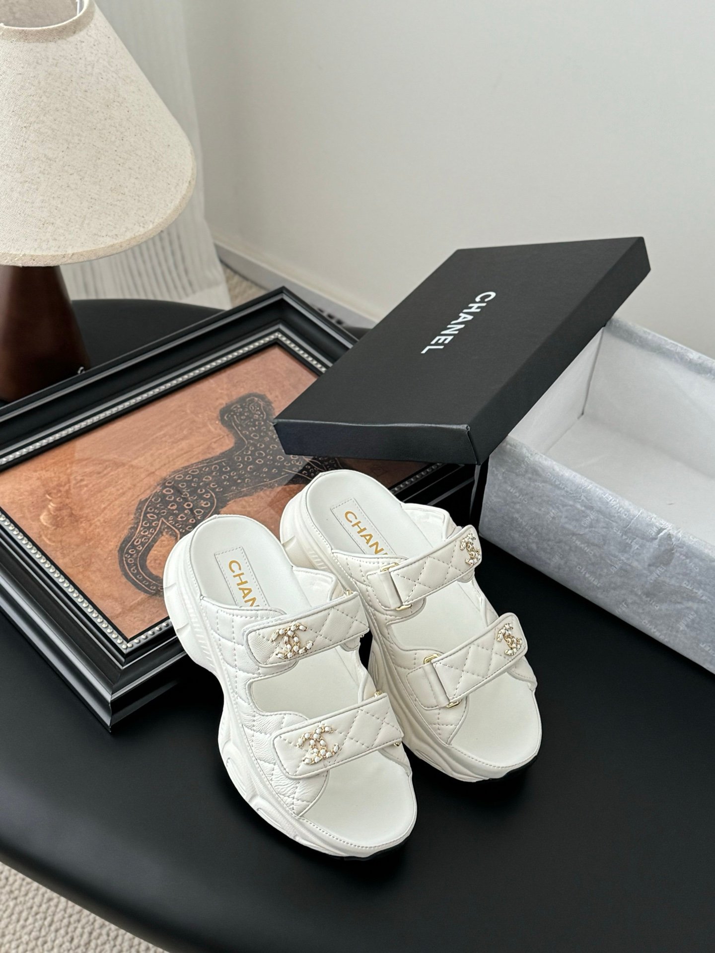 CHANEL Woman - Image 6