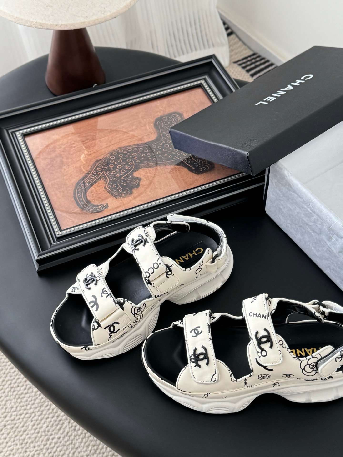 CHANEL Woman - Image 4