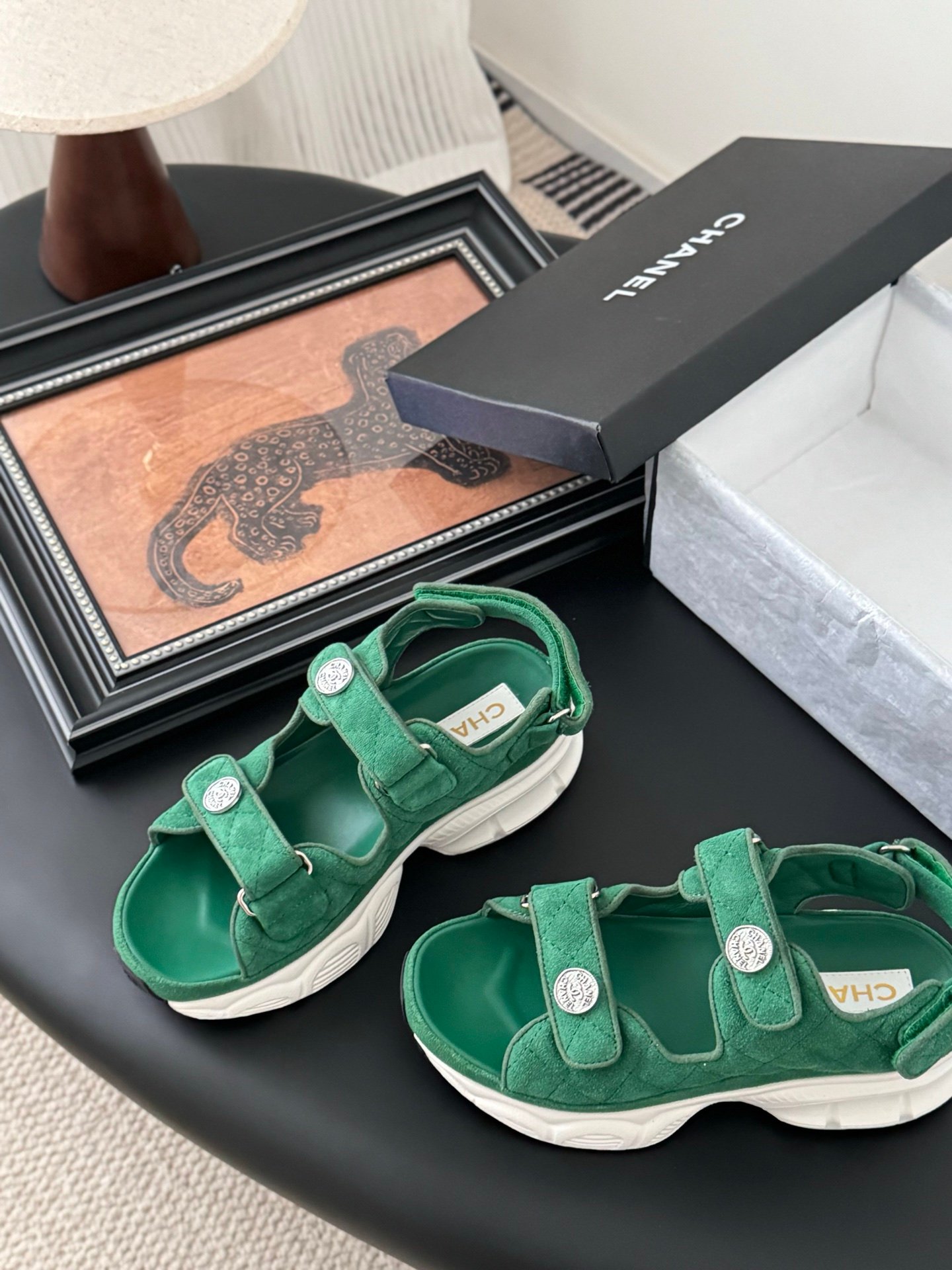 CHANEL Woman - Image 4