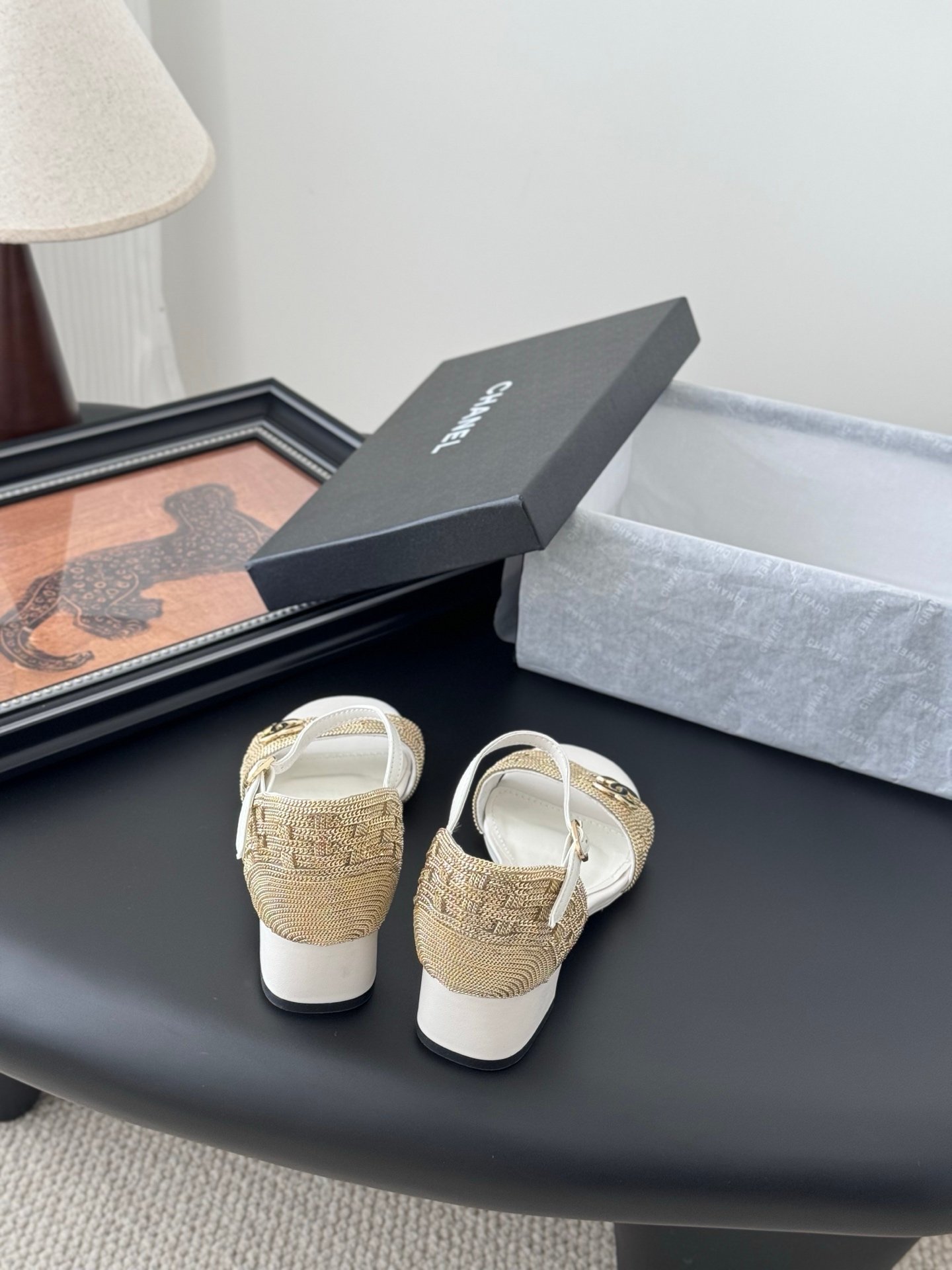 CHANEL Woman - Image 6