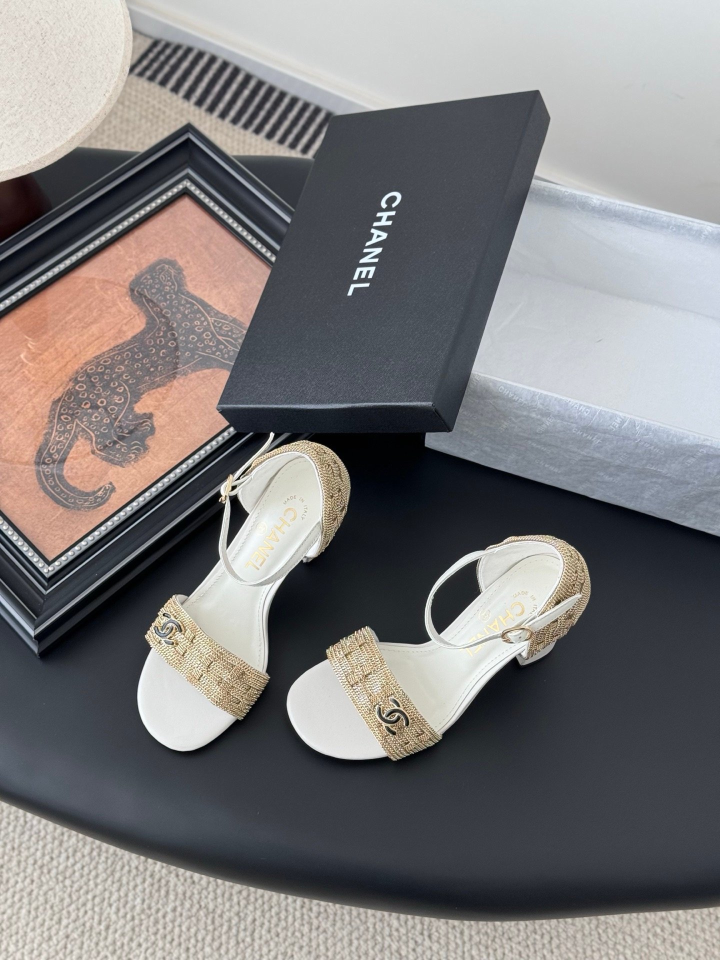 CHANEL Woman - Image 4