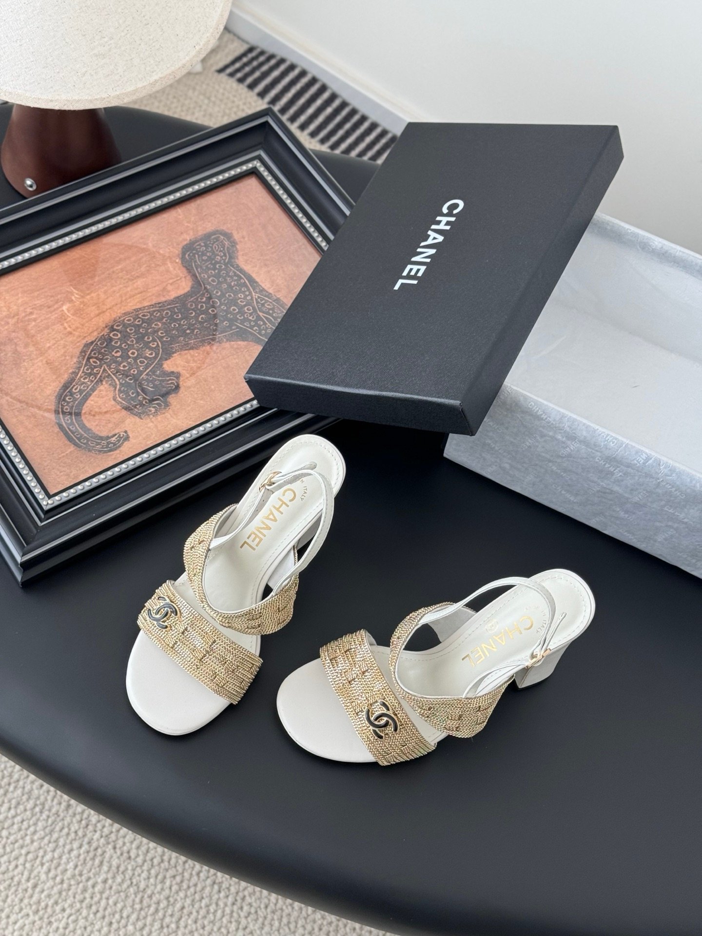 CHANEL Woman - Image 4