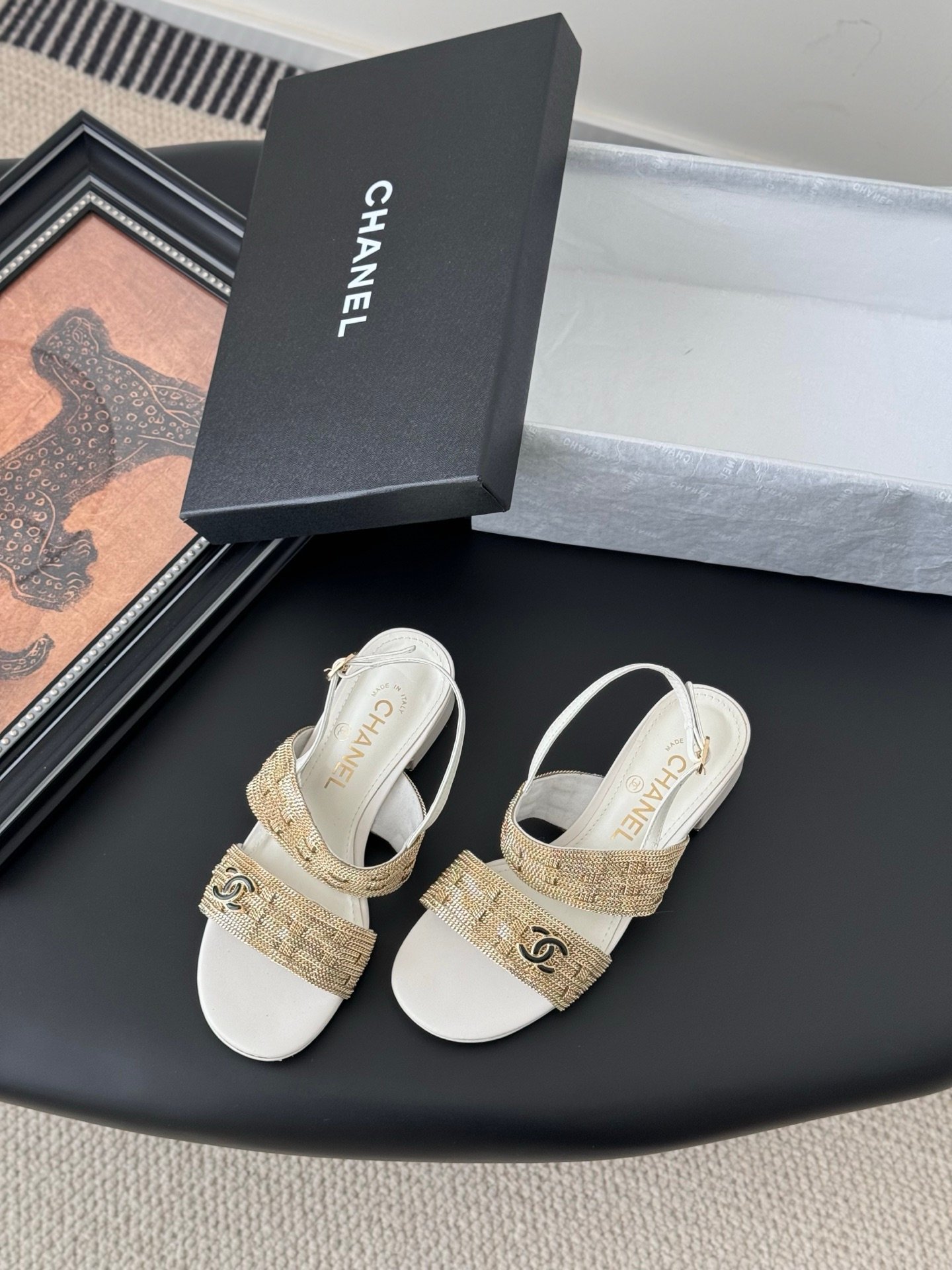 CHANEL Woman - Image 6