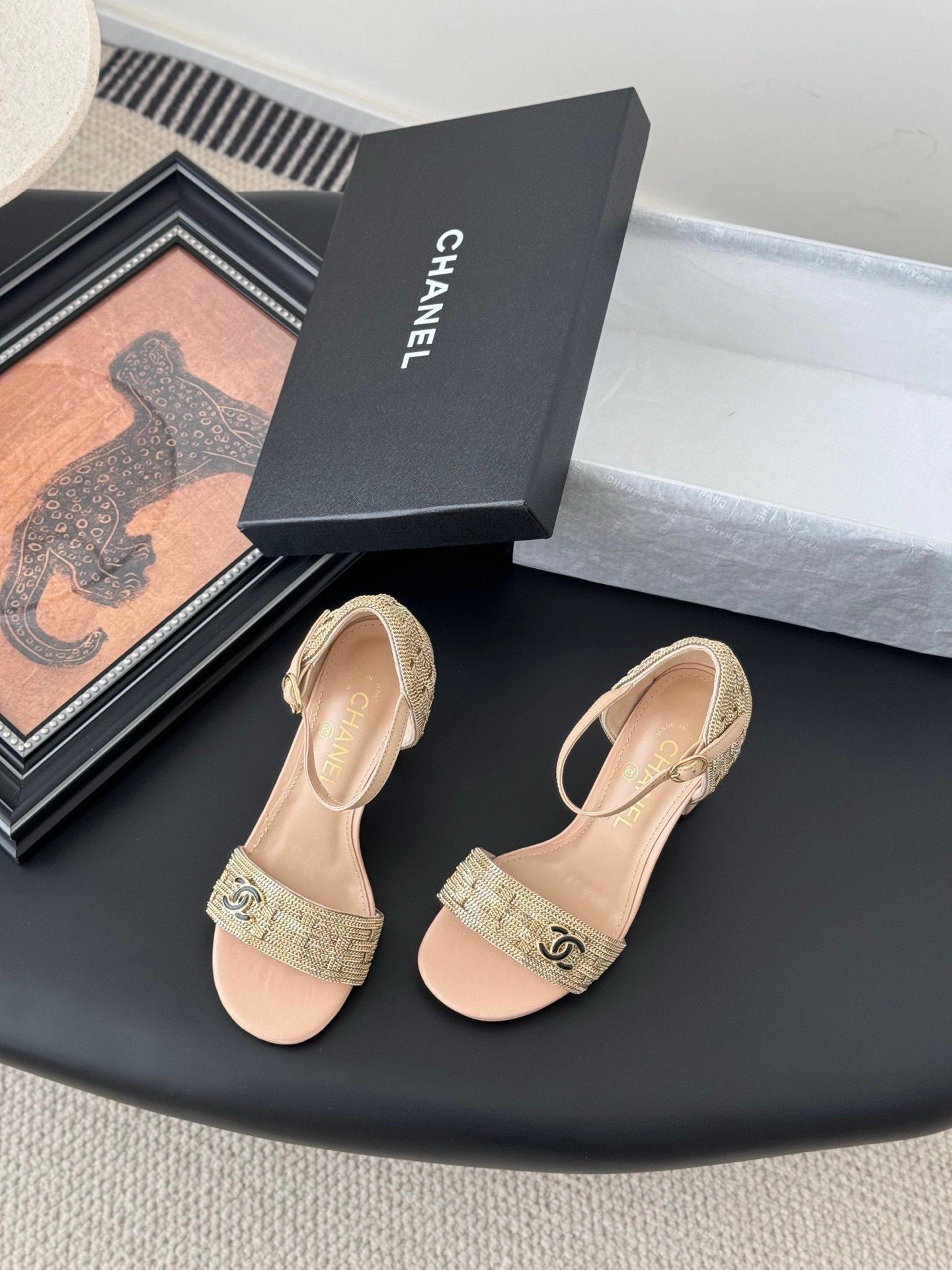 CHANEL Woman - Image 6