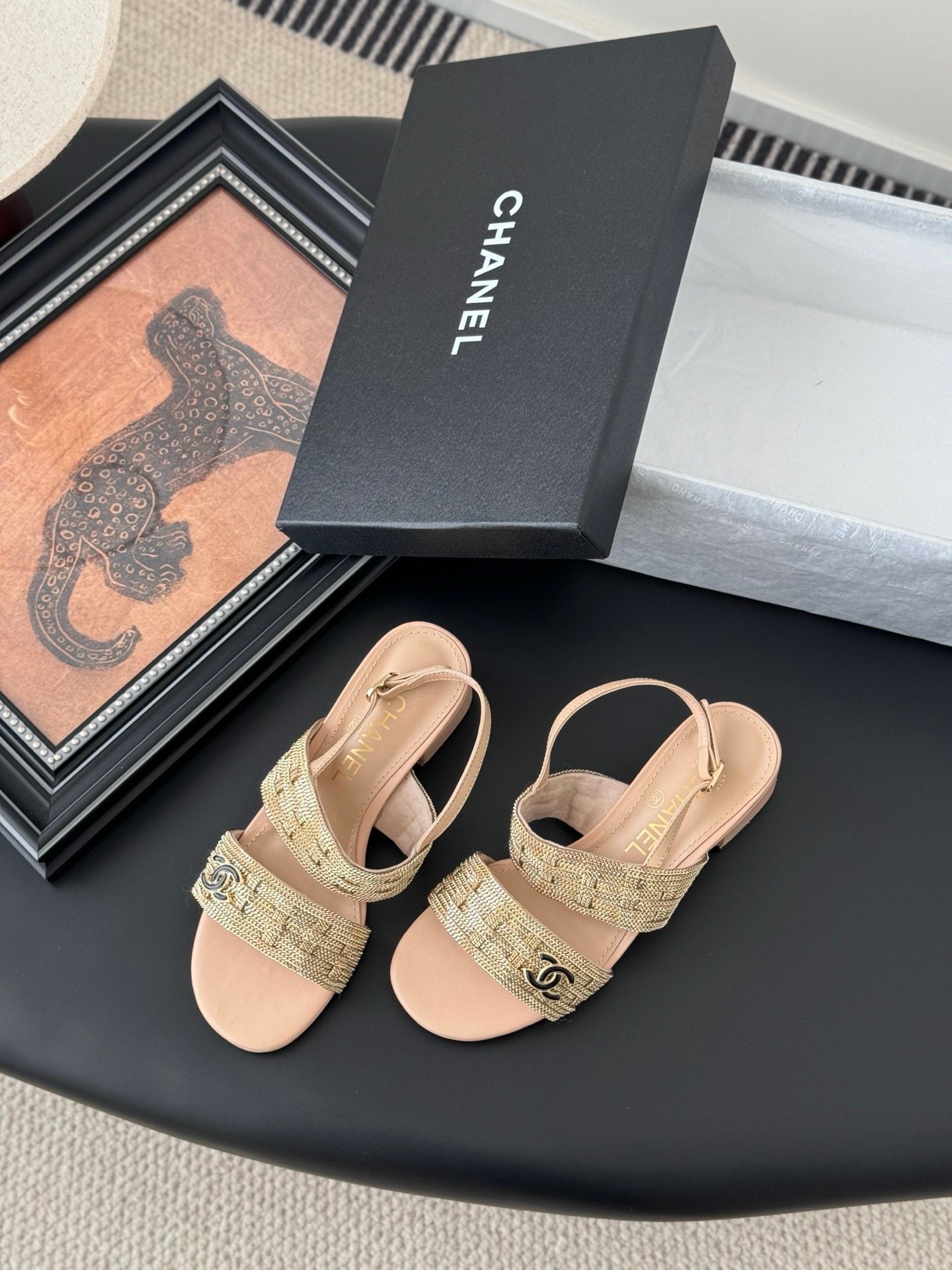 CHANEL Woman - Image 6