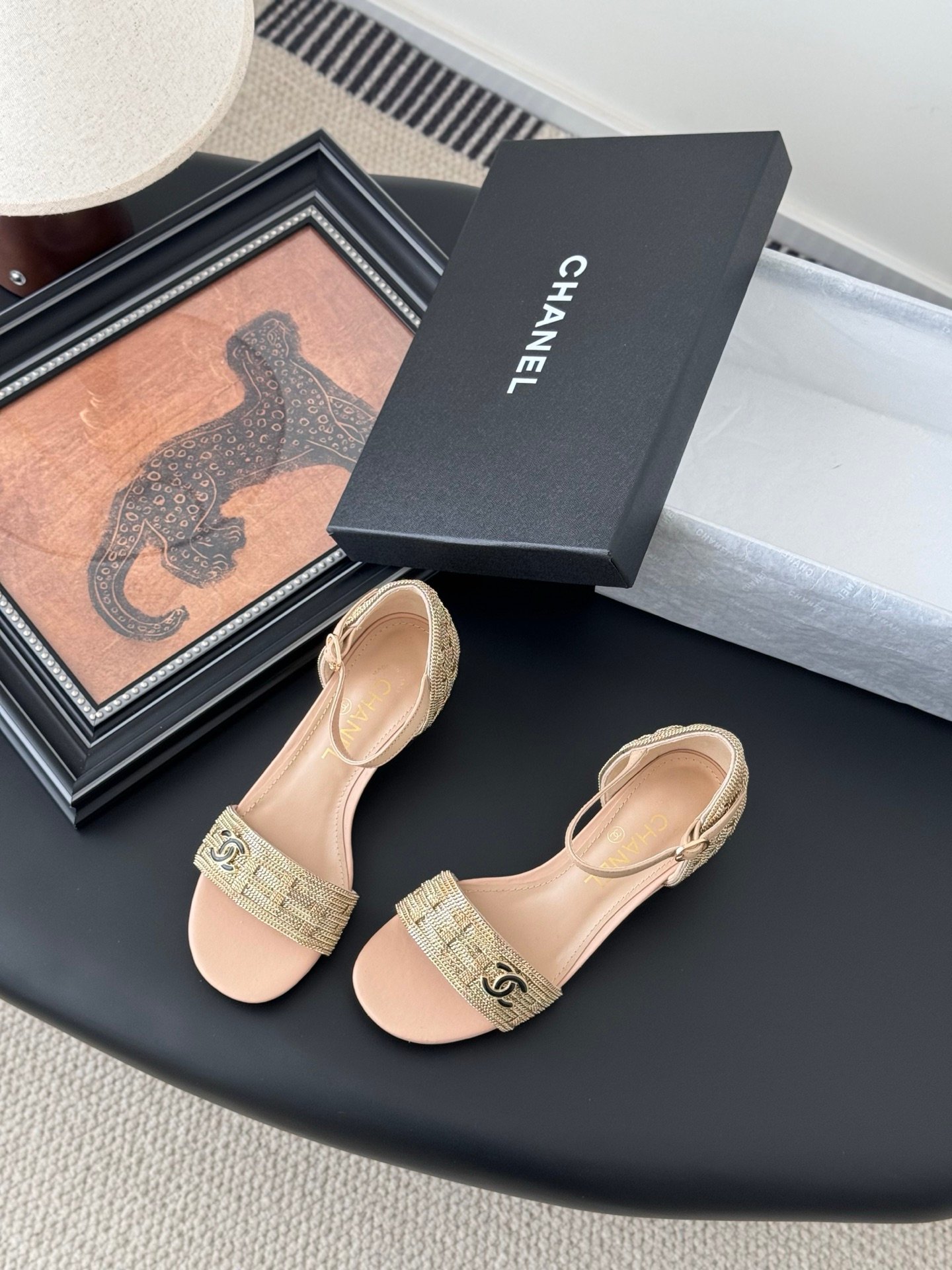 CHANEL Woman - Image 4