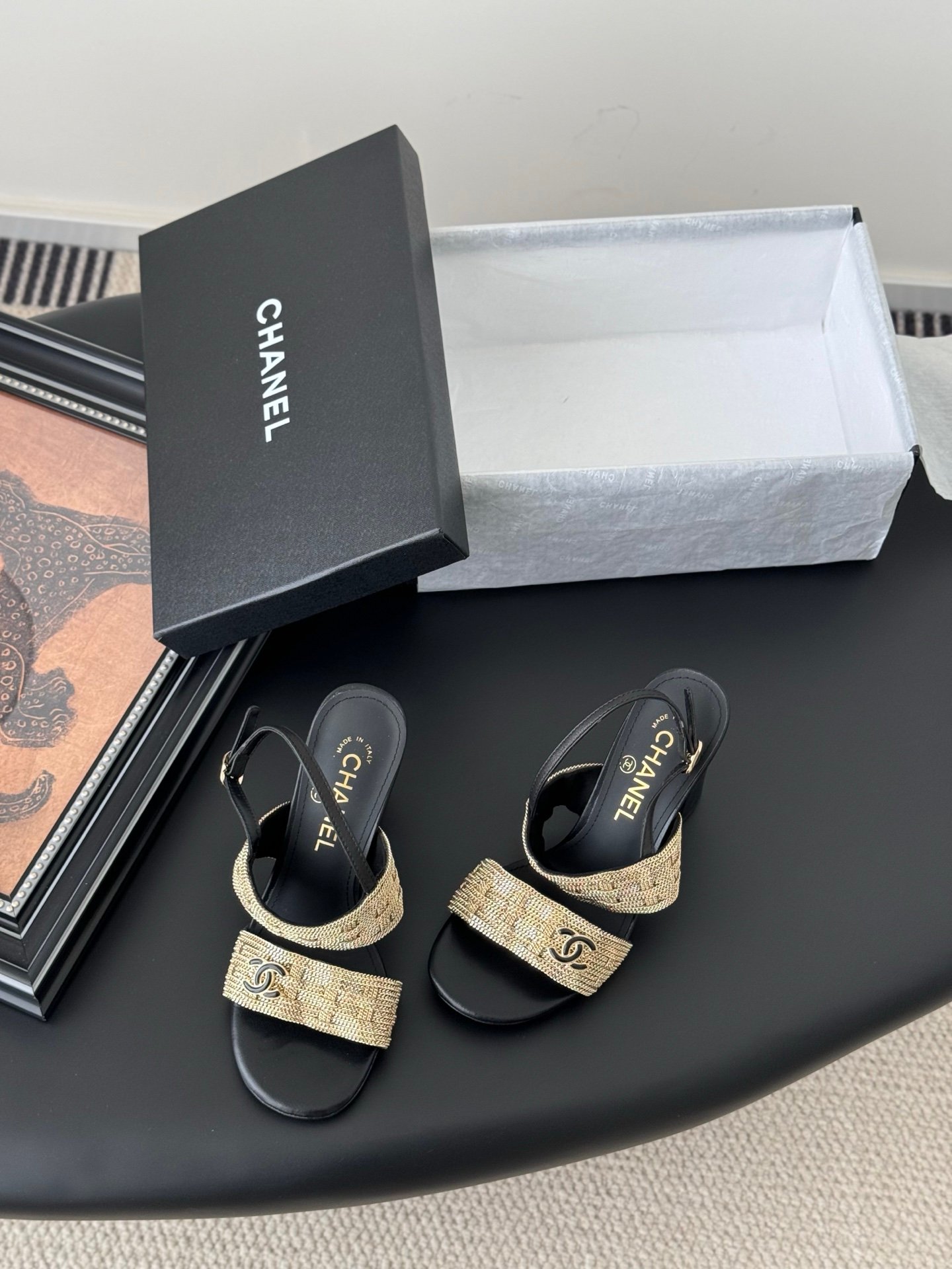 CHANEL Woman - Image 4