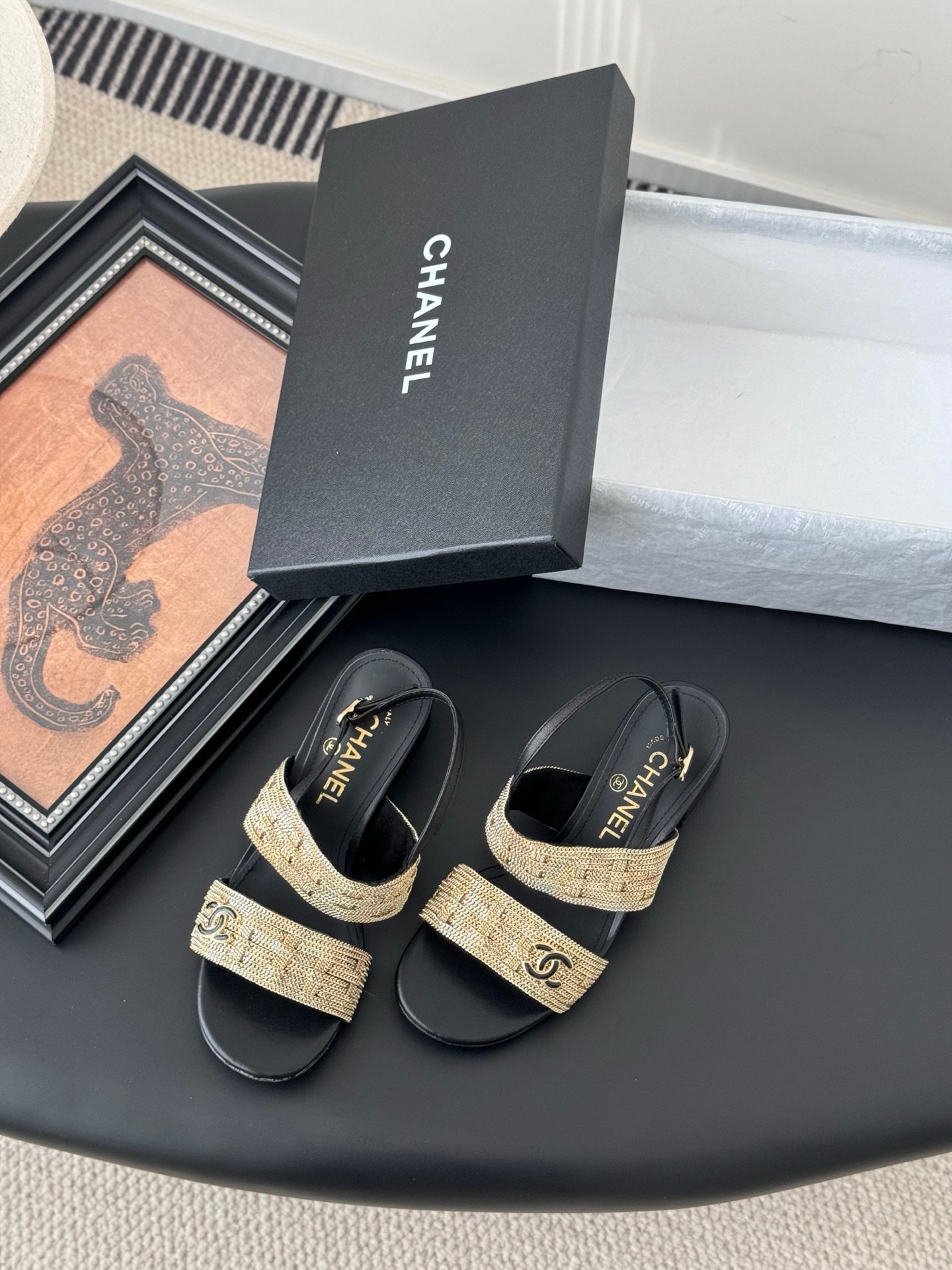 CHANEL Woman - Image 4