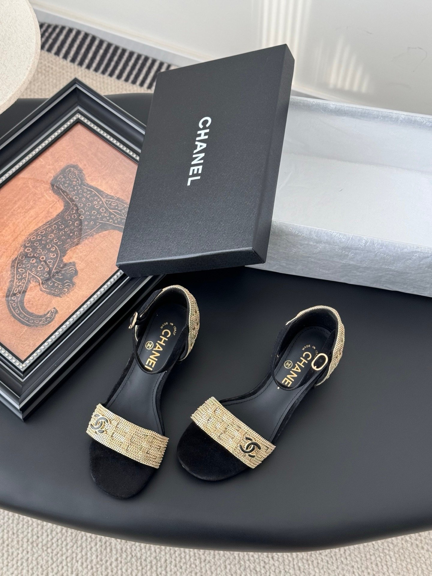 CHANEL Woman - Image 4