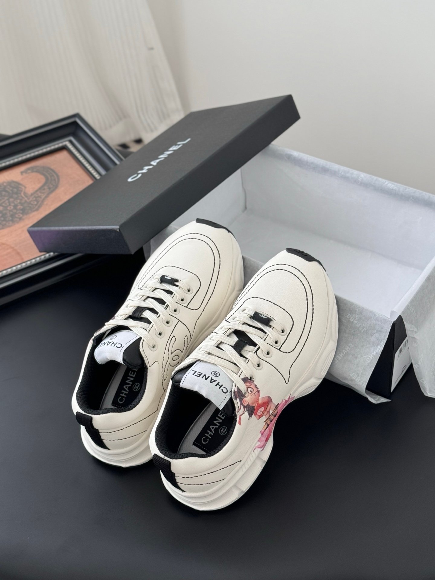 CHANEL Woman - Image 6