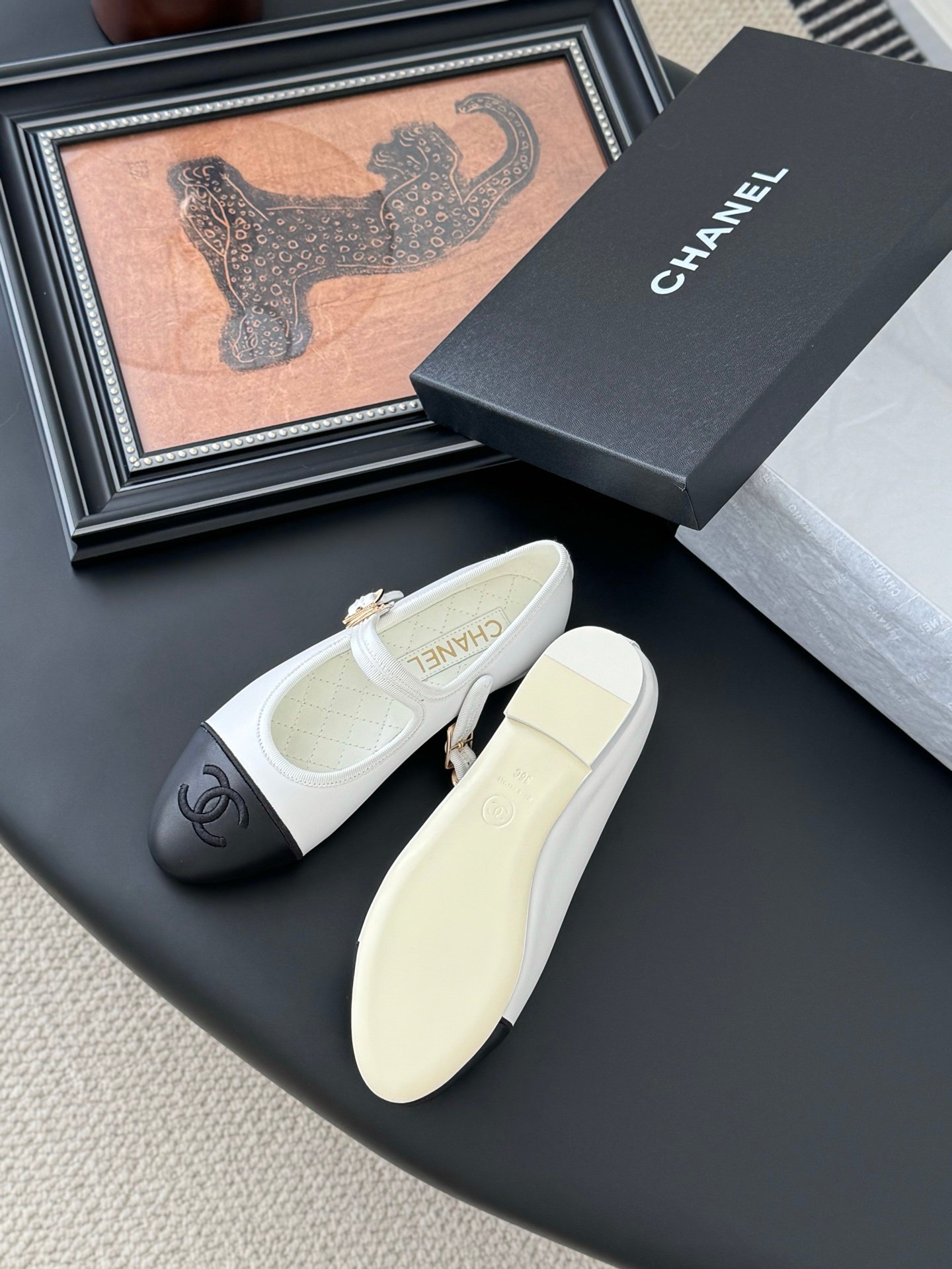 CHANEL Woman - Image 6