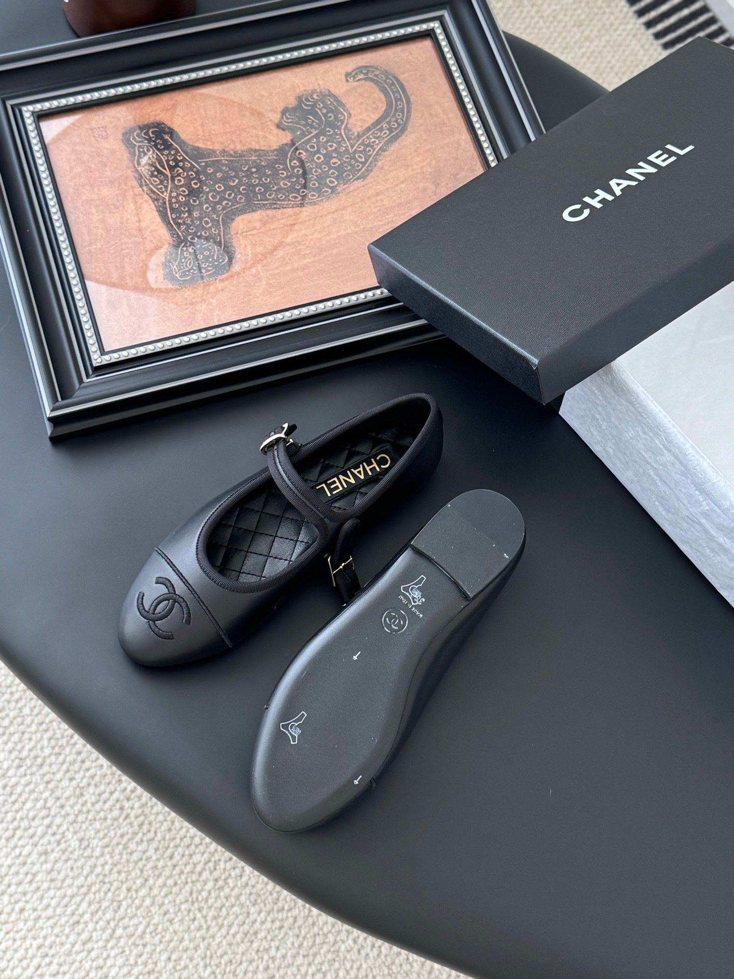 CHANEL Woman - Image 6